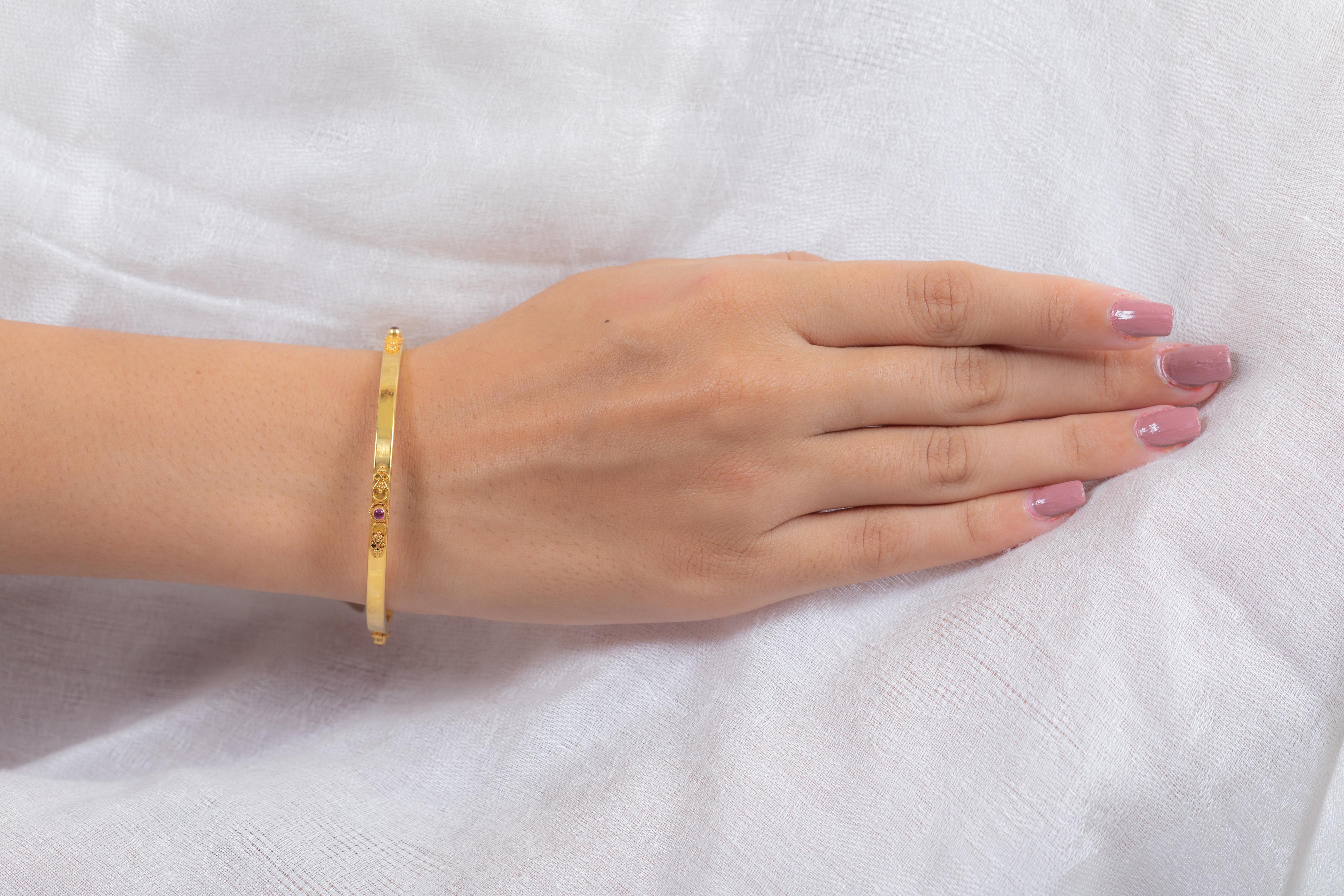 Taille ronde Bracelet jonc clouté en or jaune 18 carats avec rubis pour femmes en vente