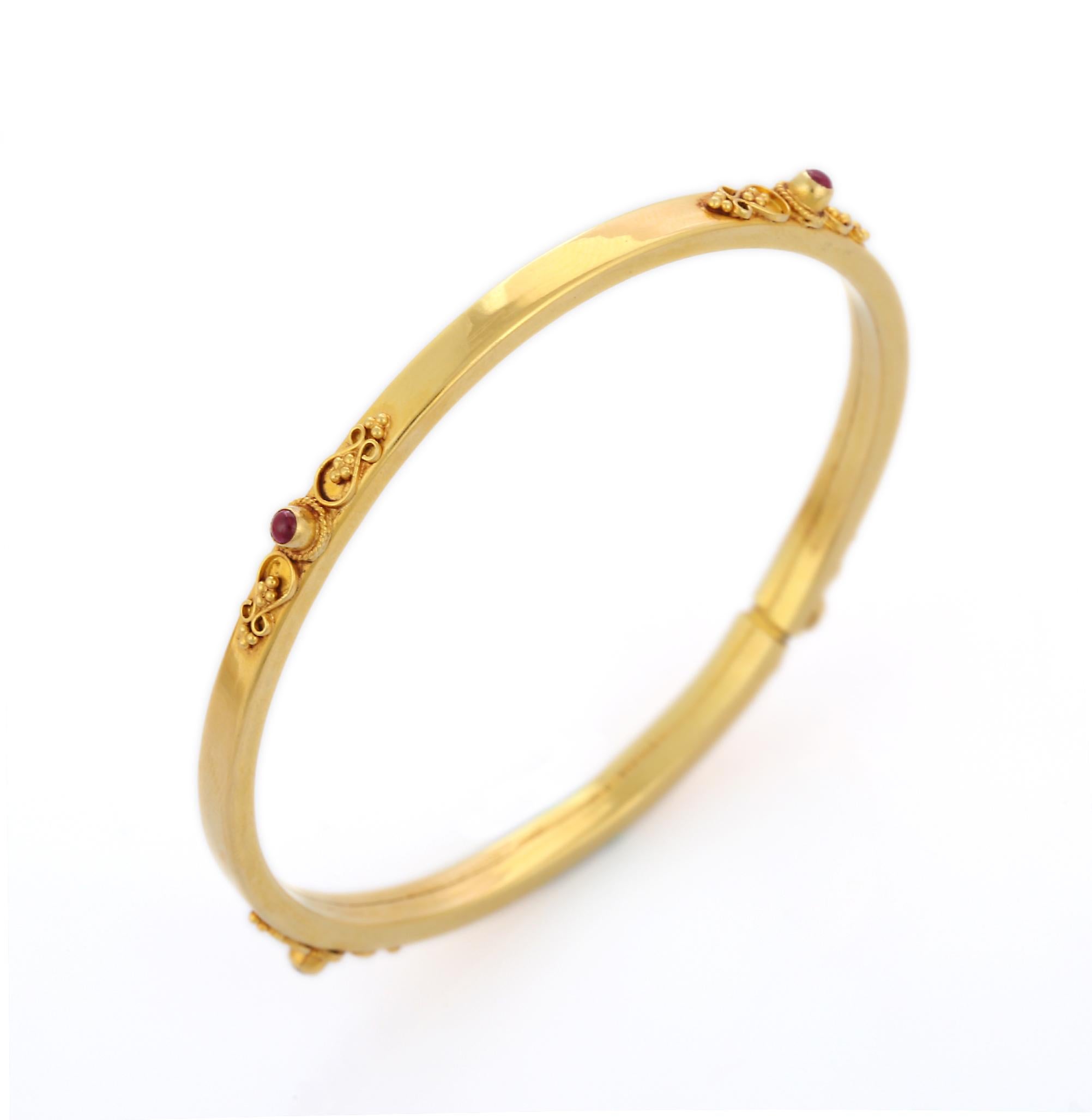 Bracelet jonc clouté en or jaune 18 carats avec rubis pour femmes Neuf - En vente à Houston, TX