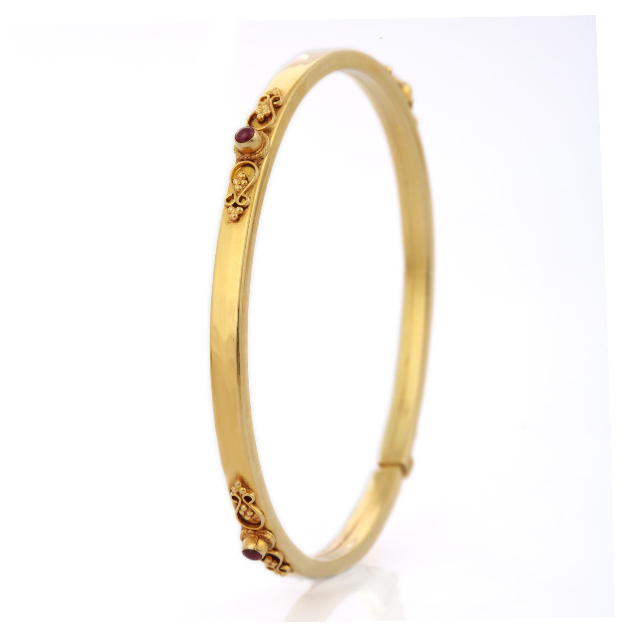 Bracelet jonc clouté en or jaune 18 carats avec rubis pour femmes Pour femmes en vente