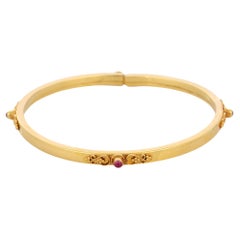Bracelet jonc clouté en or jaune 18 carats avec rubis pour femmes