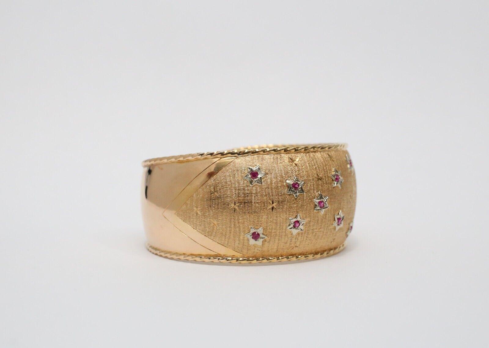 Brazalete ancho de oro amarillo de 18 quilates con rubíes, 7,5 pulgadas - 33,4 g Corte redondo en venta