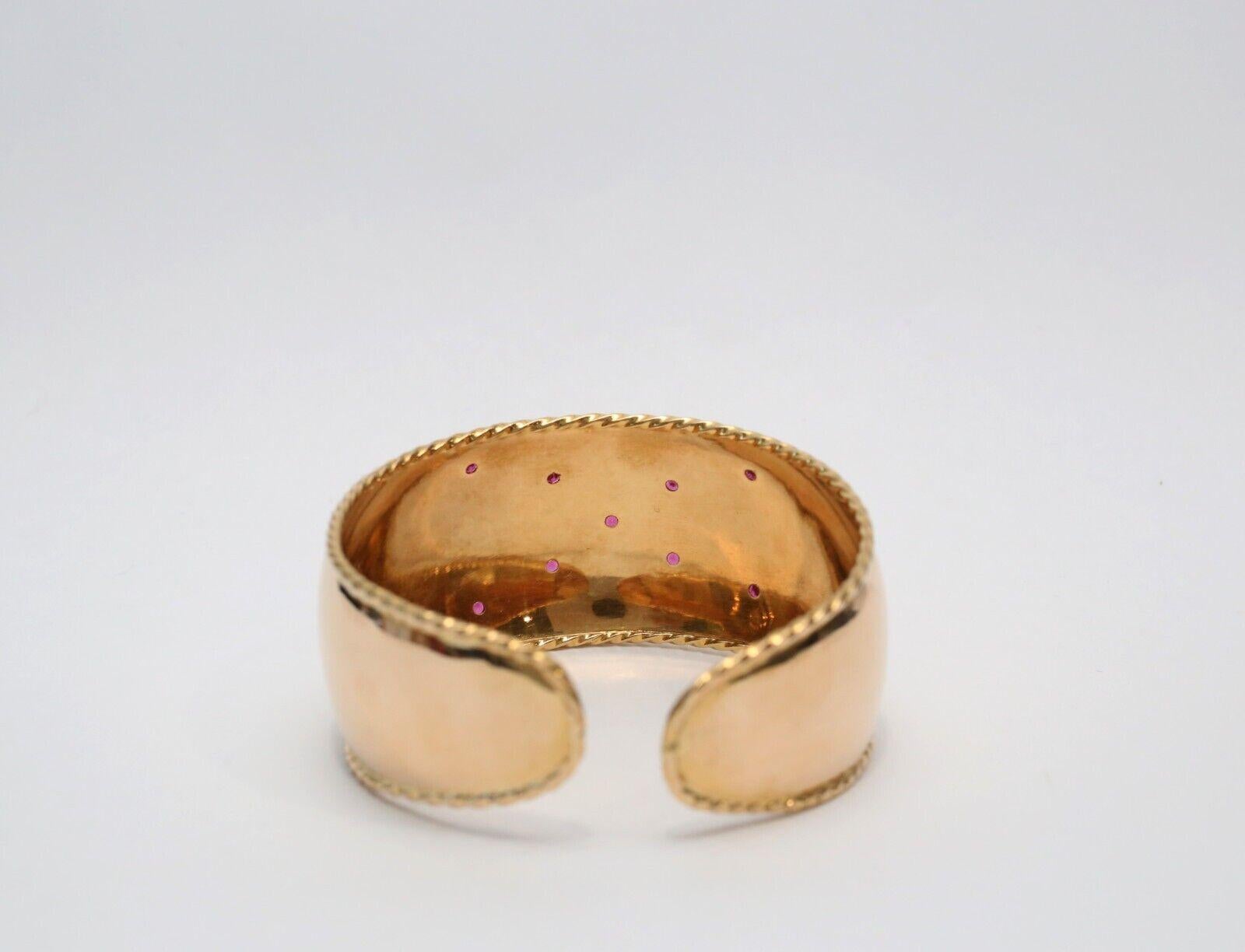 Brazalete ancho de oro amarillo de 18 quilates con rubíes, 7,5 pulgadas - 33,4 g en Bueno estado para la venta en Providence, RI