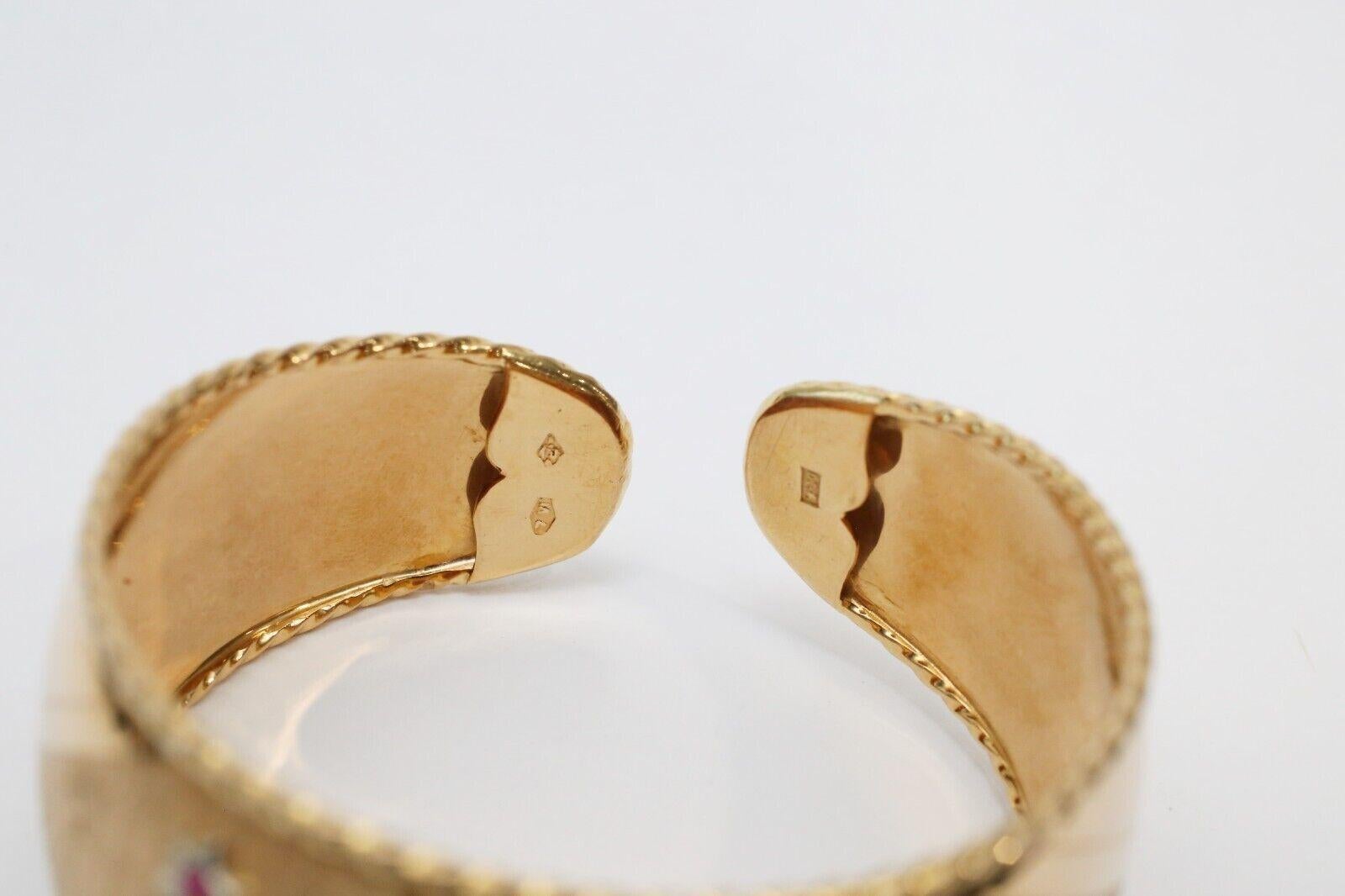 De las mujeres Brazalete ancho de oro amarillo de 18 quilates con rubíes, 7,5 pulgadas - 33,4 g en venta