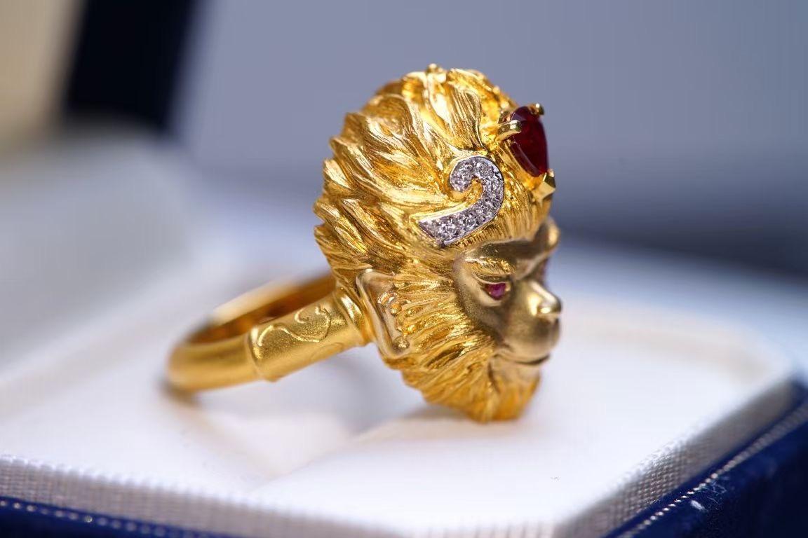 Anillo WuKong de oro amarillo de 18 quilates con rubí y diamantes Moderno en venta