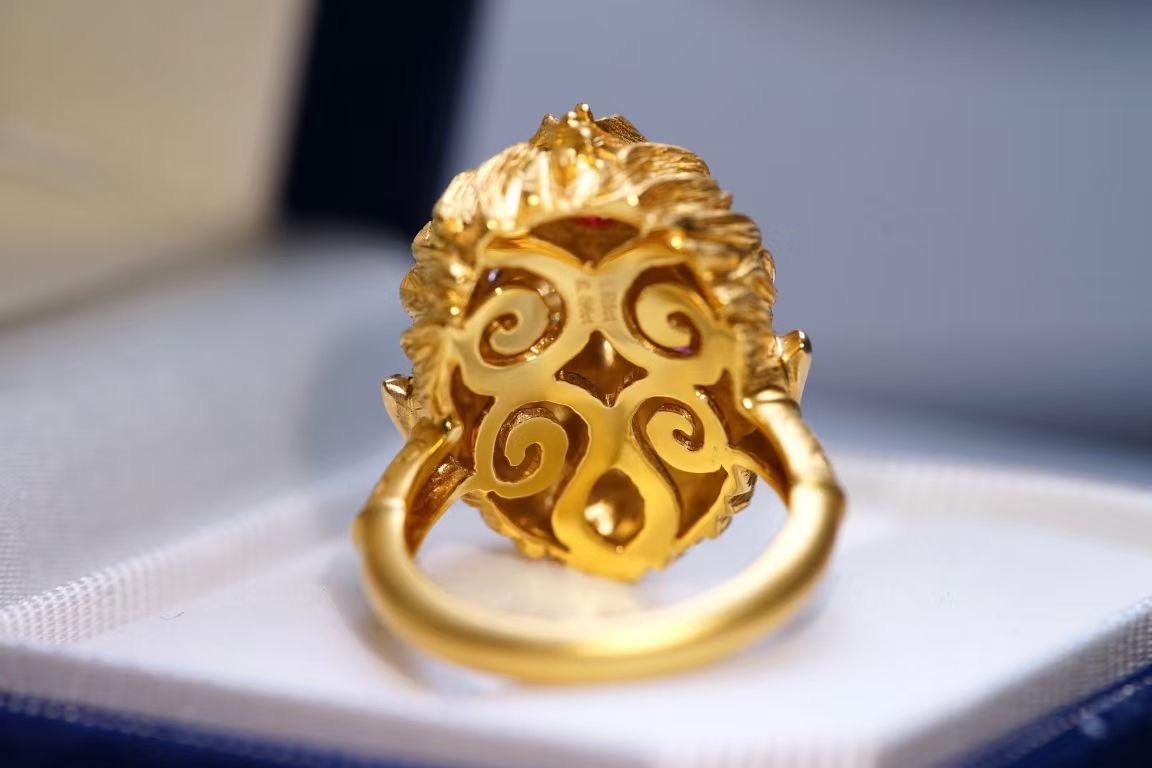 Anillo WuKong de oro amarillo de 18 quilates con rubí y diamantes en Nuevo estado para la venta en Kowloon, HK