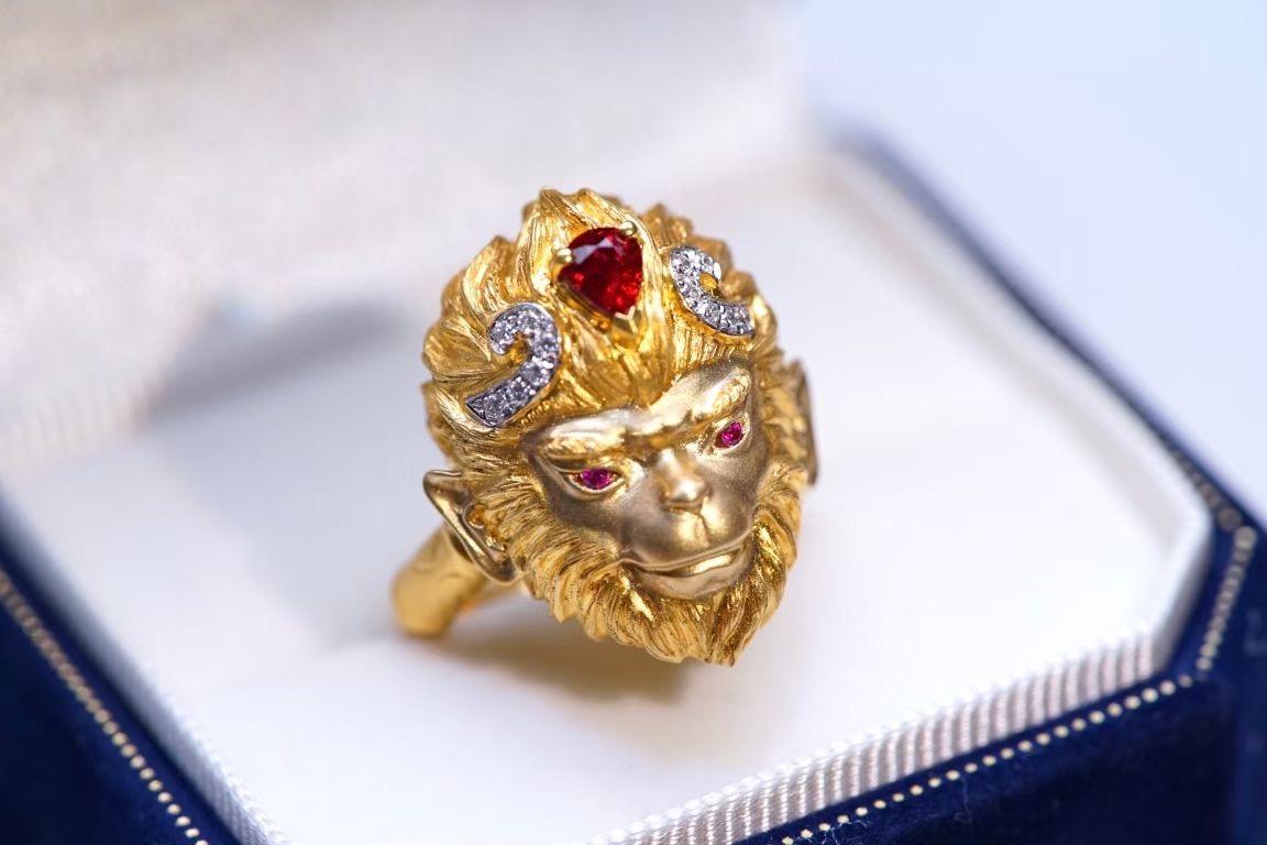 Femenino o masculino Anillo WuKong de oro amarillo de 18 quilates con rubí y diamantes en venta