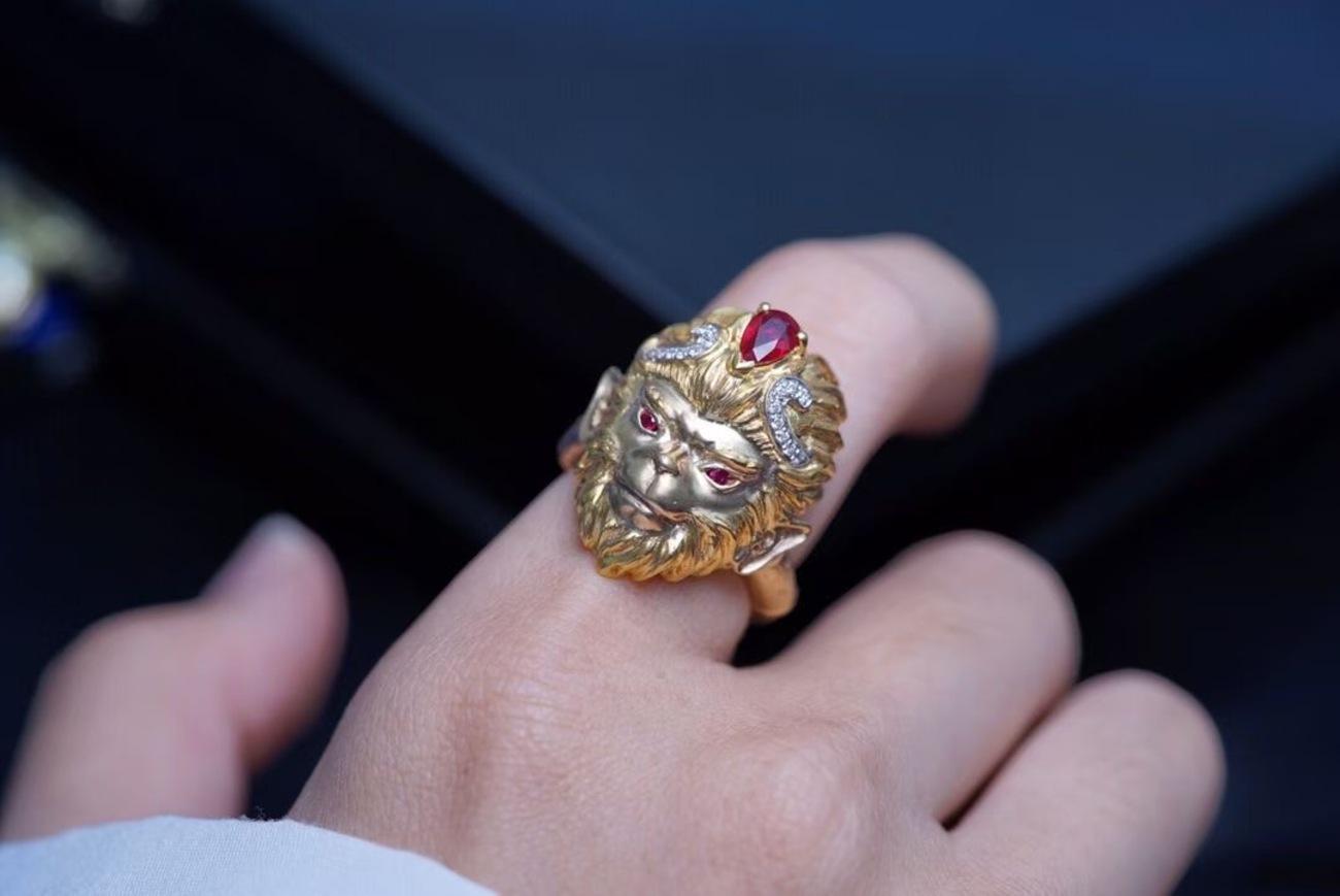 Anillo WuKong de oro amarillo de 18 quilates con rubí y diamantes en venta 1