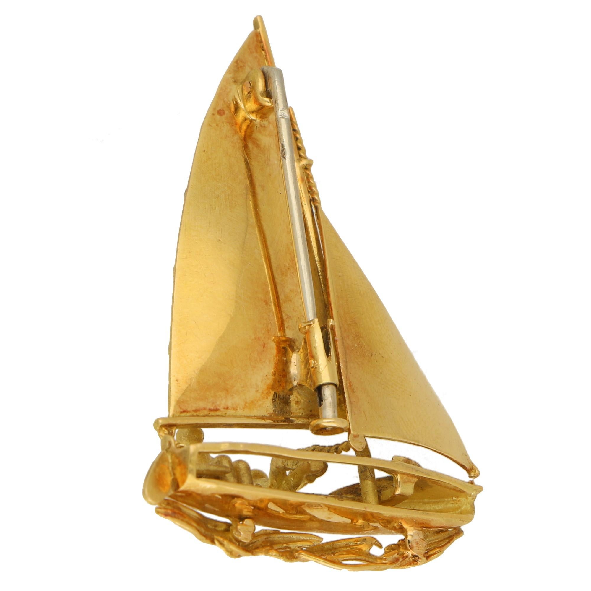 18 Karat Gelbgold Segel-Yacht-Brosche (Moderne) im Angebot