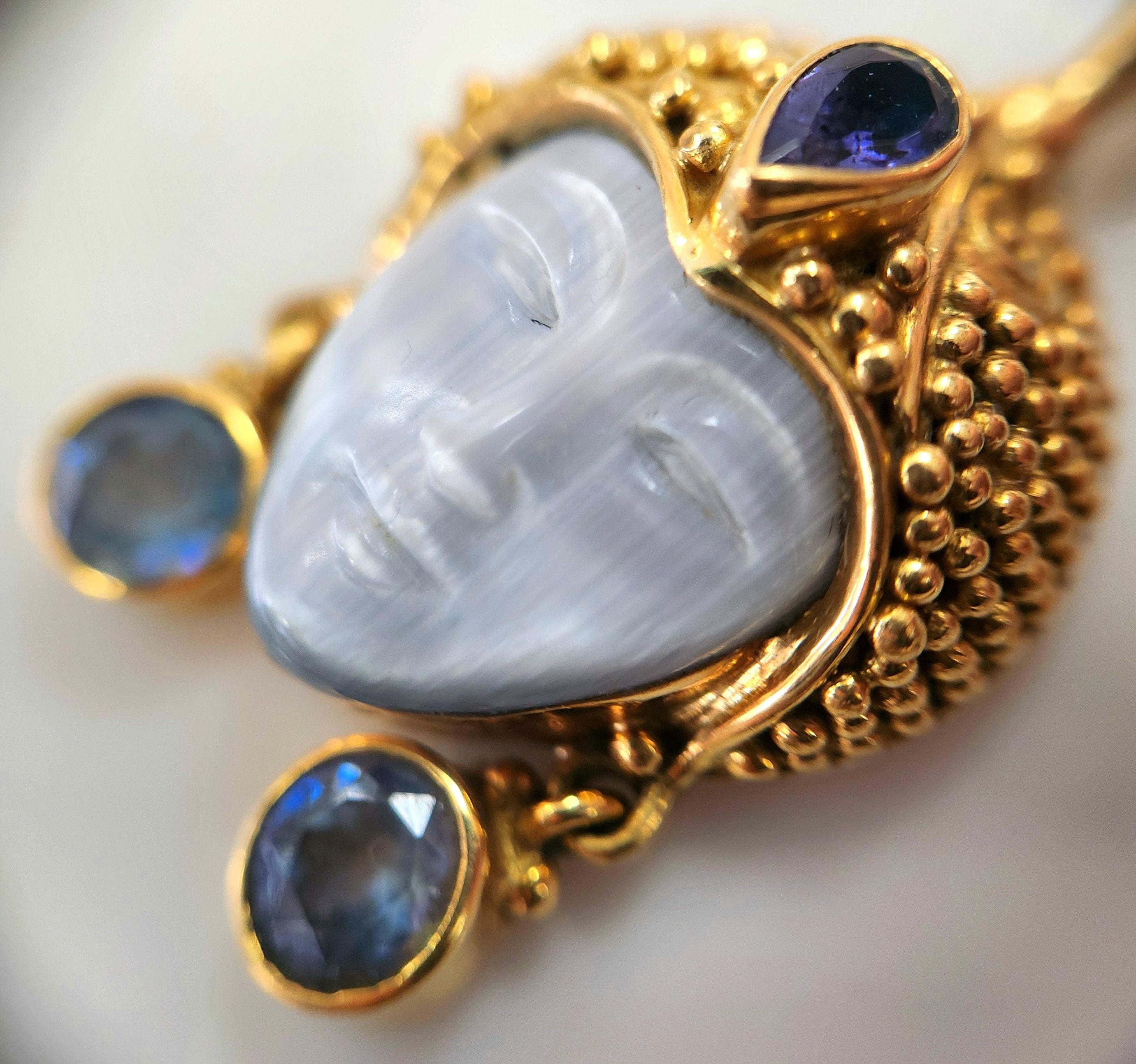Colgante de oro amarillo de 18 quilates Sajen Bali Diosa tallada Madreperla, Zafiro Contemporáneo en venta