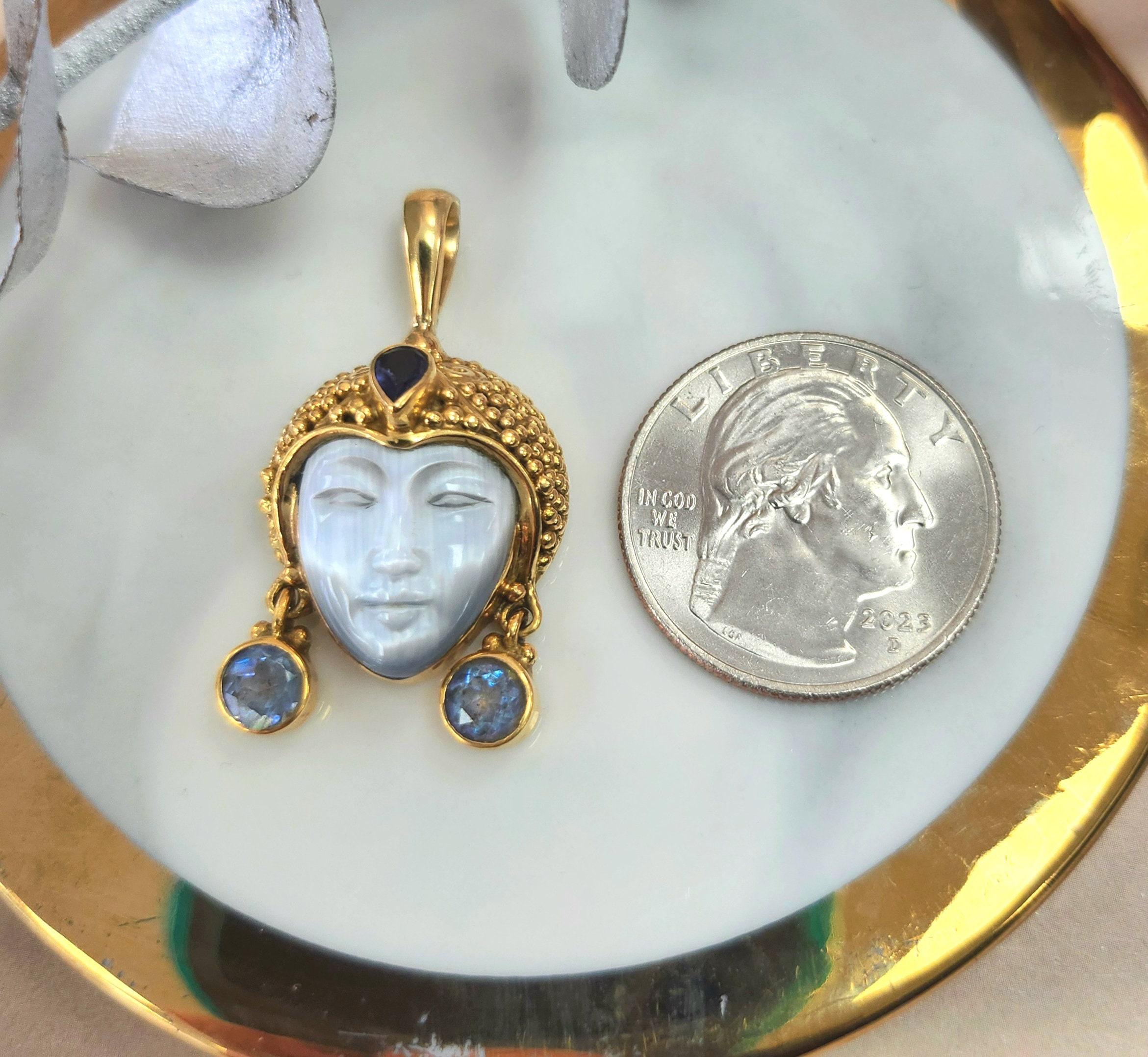 Colgante de oro amarillo de 18 quilates Sajen Bali Diosa tallada Madreperla, Zafiro Corte redondo en venta