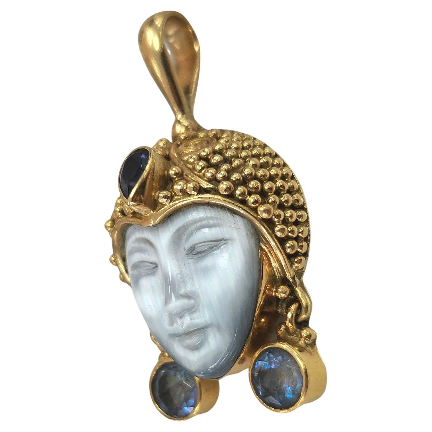 Colgante de oro amarillo de 18 quilates Sajen Bali Diosa tallada Madreperla, Zafiro en venta