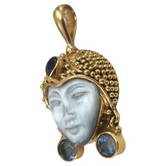 Colgante de oro amarillo de 18 quilates Sajen Bali Diosa tallada Madreperla, Zafiro