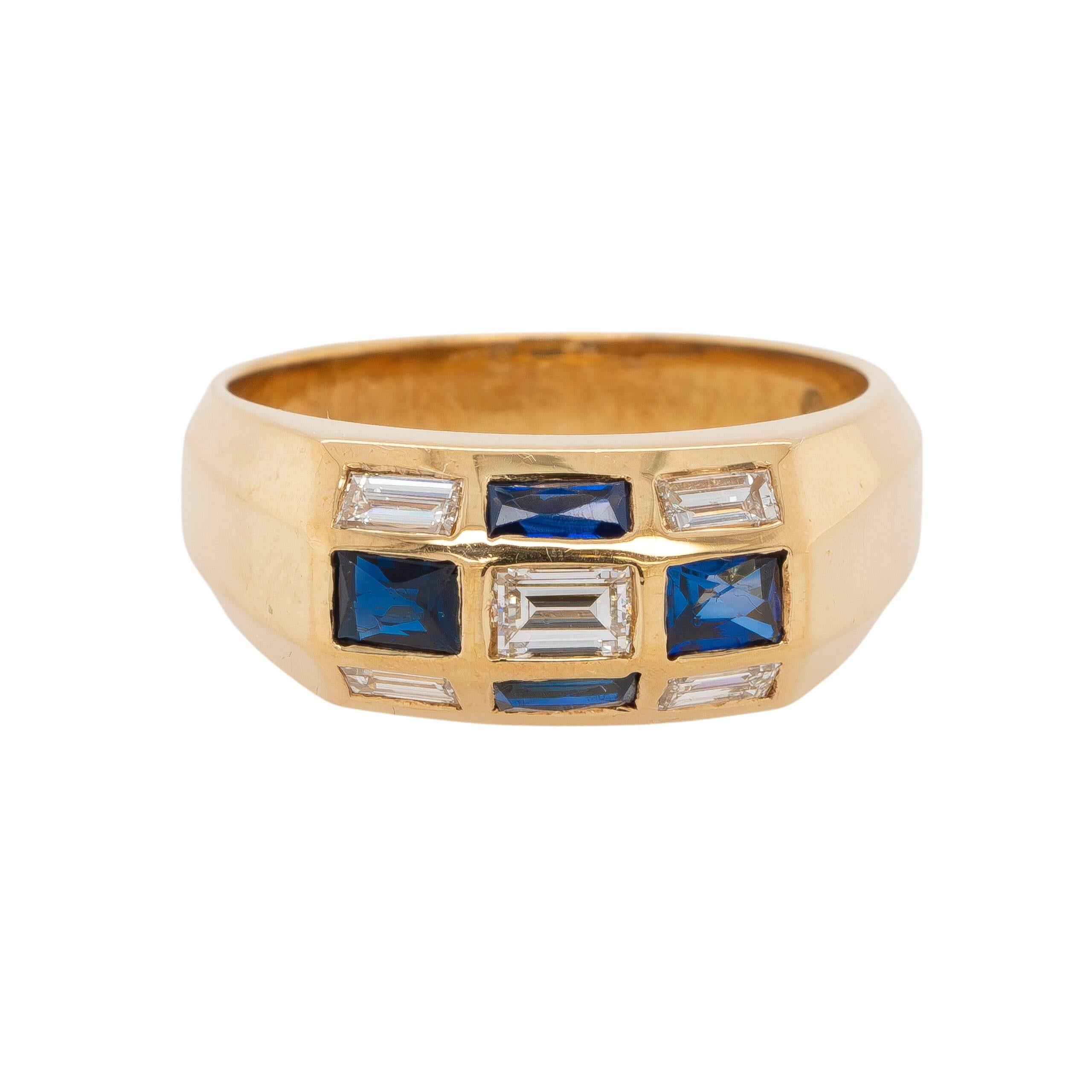 Cette exquise bague en or jaune 18 carats met en valeur un saphir naturel vibrant, complété par d'éblouissants diamants taille baguette pour un design sophistiqué et intemporel. La luxueuse monture en or met en valeur la beauté des pierres