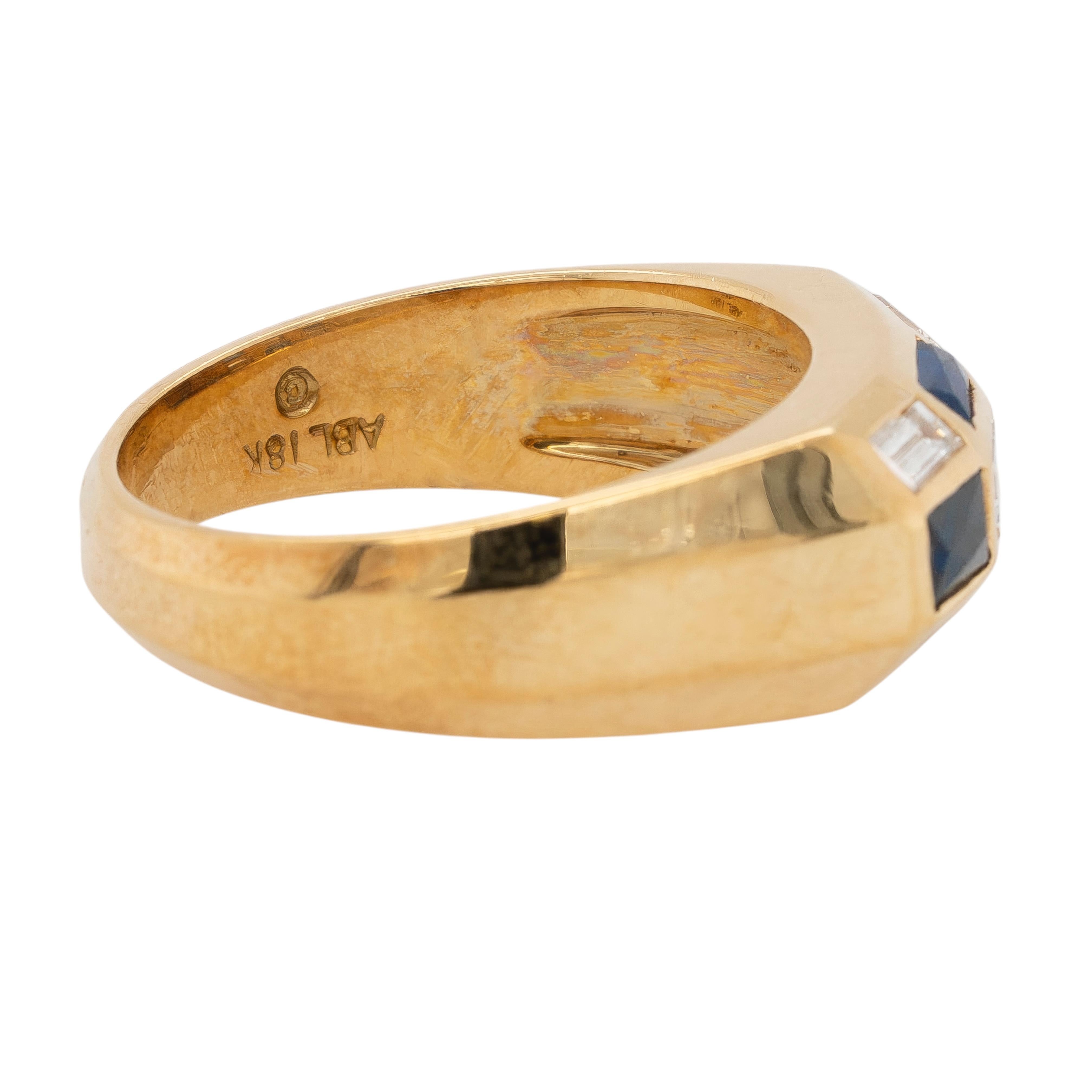 Bague en or jaune 18 carats, saphirs et diamants baguettes Excellent état - En vente à Boca Raton, FL