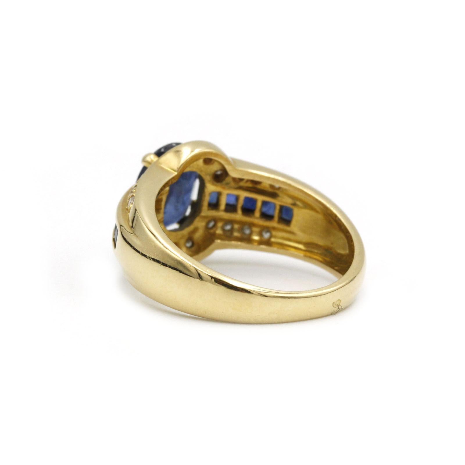 Taille ovale Bague cocktail en or jaune 18 carats, saphir et diamants en vente