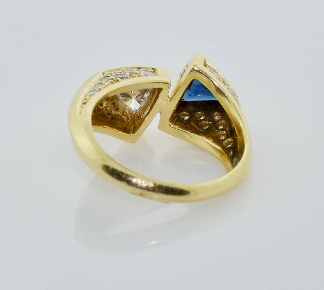 18k Gelbgold Saphir und Diamant Ring der Zukunft. Dieses mit Präzision und Leidenschaft gefertigte, modernistische Meisterwerk ist ein handgefertigtes Einzelstück, das Luxus neu definiert.

Sein Herzstück ist ein faszinierender Saphir im