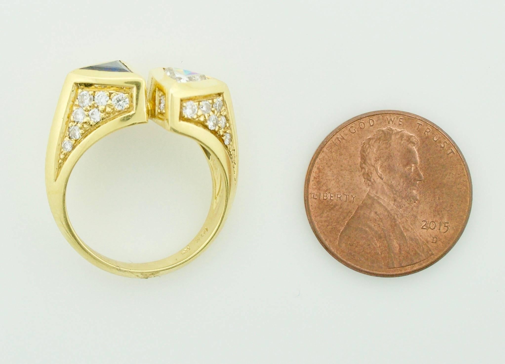 Ring aus 18 Karat Gelbgold mit Saphiren und Diamanten der Zukunft (Modernistisch) im Angebot