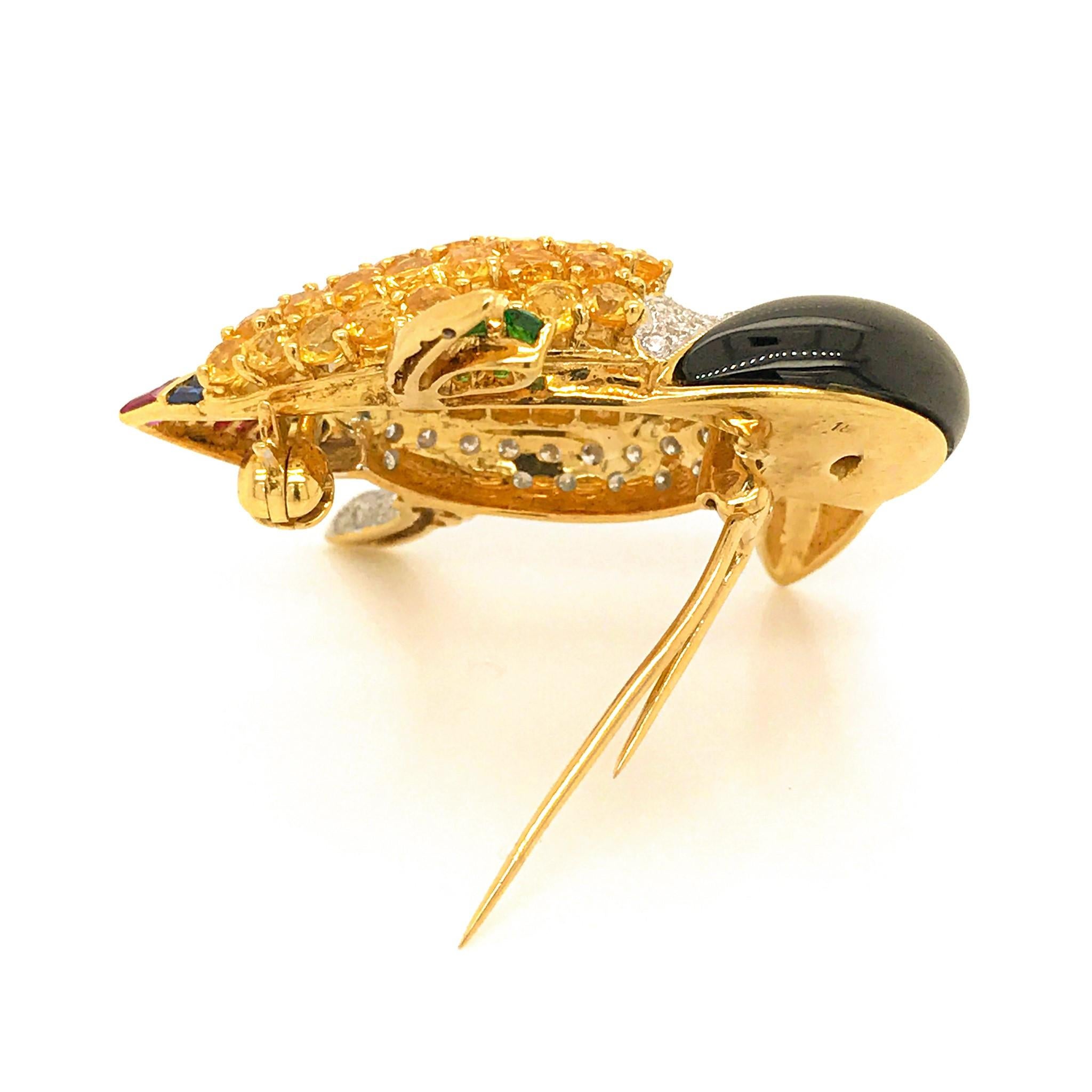 18 Karat Yellow Gold Sapphire and Diamond Tucan Bird Pin In Excellent Condition In New York, NY