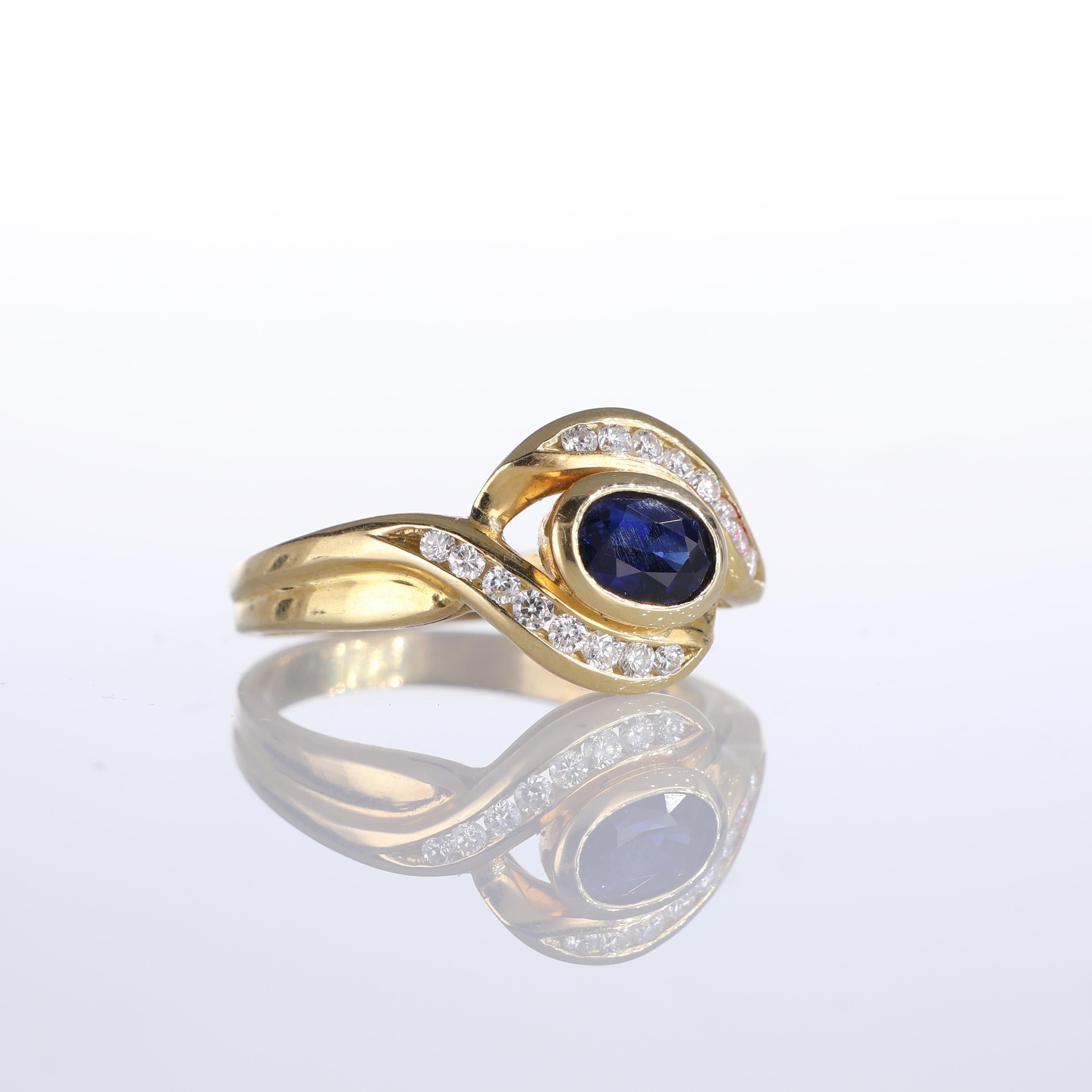 18k Yellow Gold Sapphire and Diamond Wave Design Ring In New Condition For Sale In Bergamo, BG