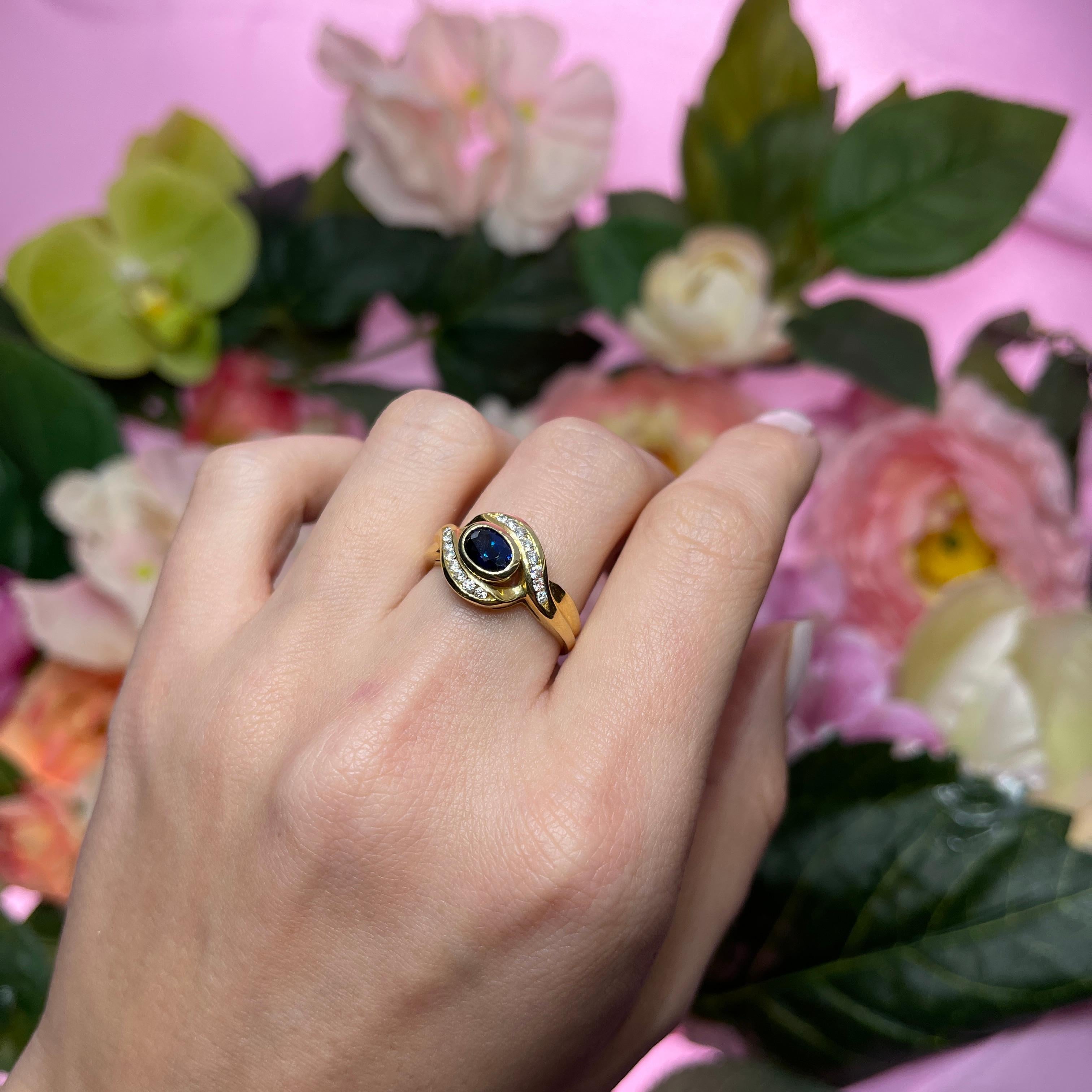 18k Yellow Gold Sapphire and Diamond Wave Design Ring For Sale 3