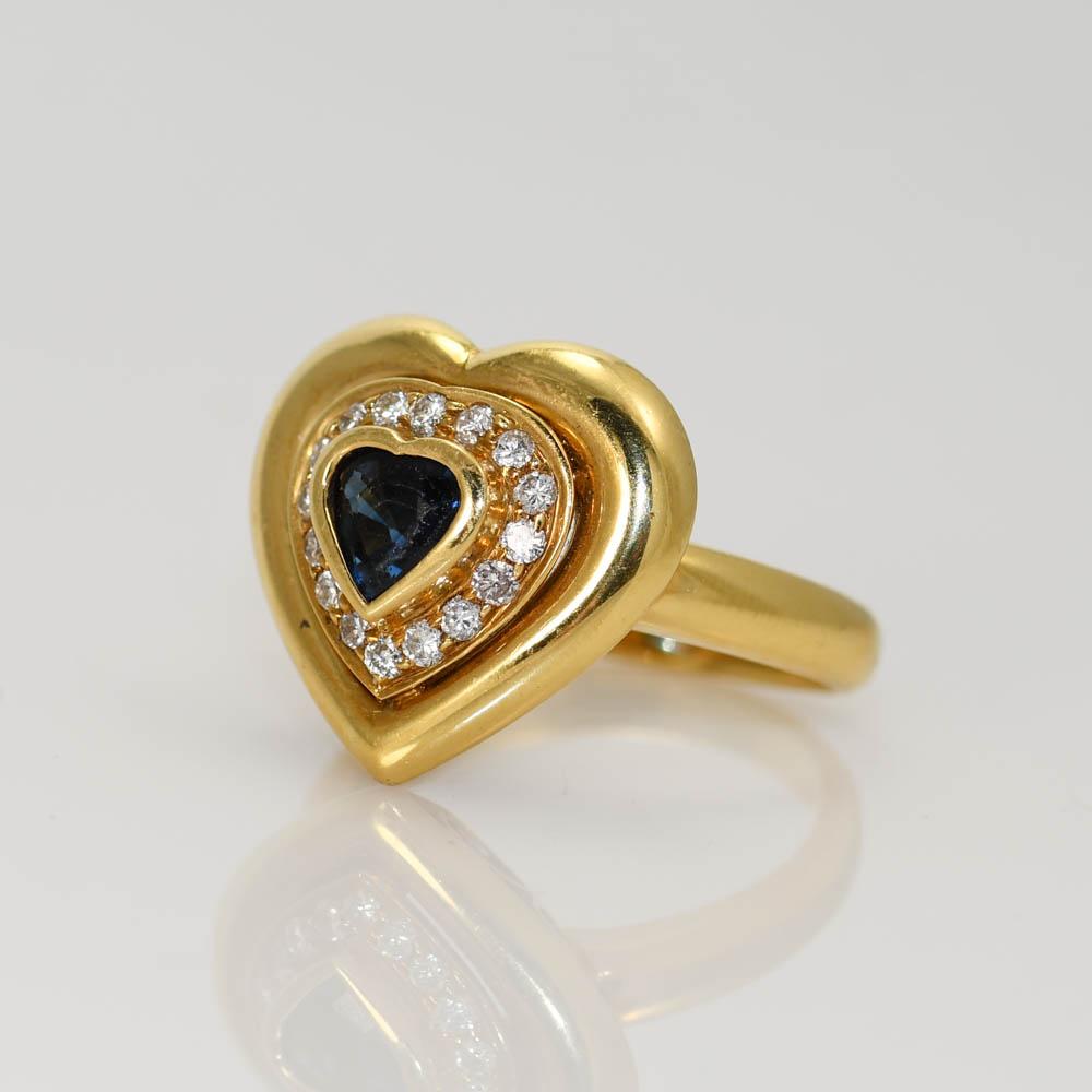 Herzring aus 18 Karat Gelbgold mit Saphiren und Diamanten, 9,8 g (Herzschliff)