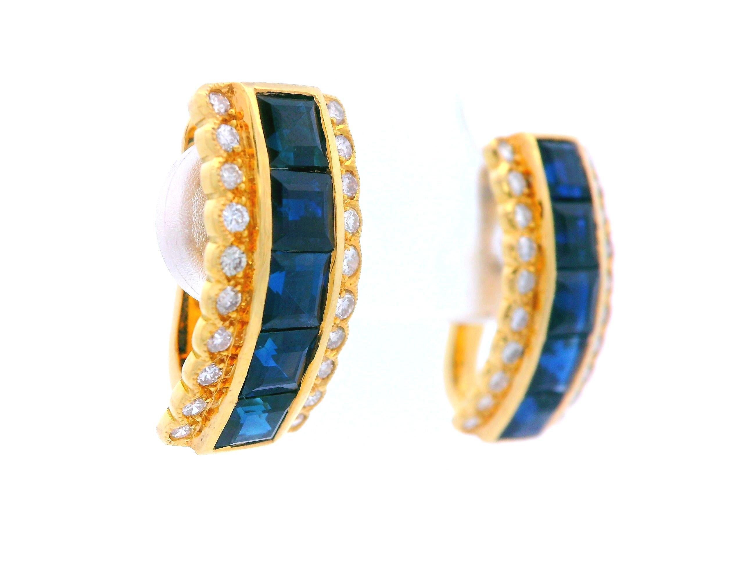 Ces boucles d'oreilles de rêve sont réalisées en or jaune 18 carats avec des saphirs bleus et des diamants blancs brillants. Les boucles d'oreilles présentent un empilement vertical de 5 saphirs bleus au centre qui sont sertis en canal avec des