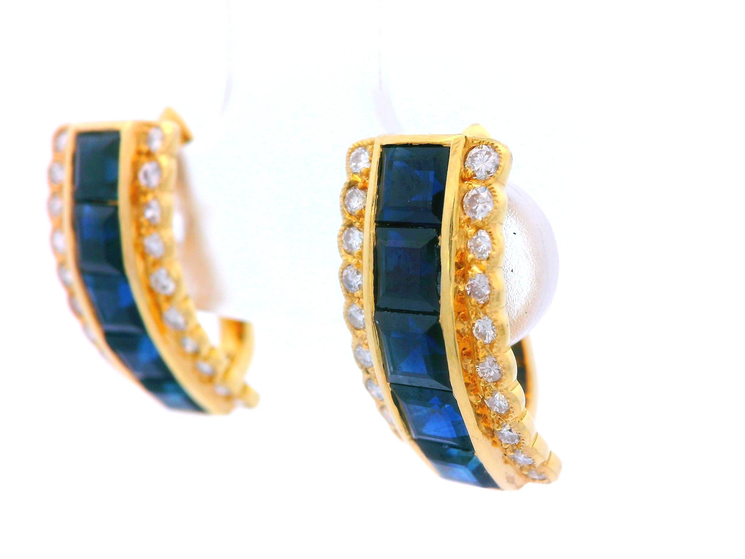 Taille carrée Boucles d'oreilles Huggie en or jaune 18k saphir et diamant en vente