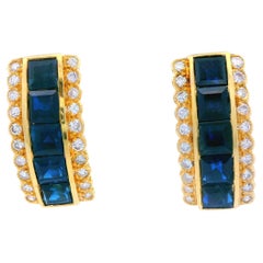 Orecchini Huggie con zaffiro e diamante in oro giallo 18k