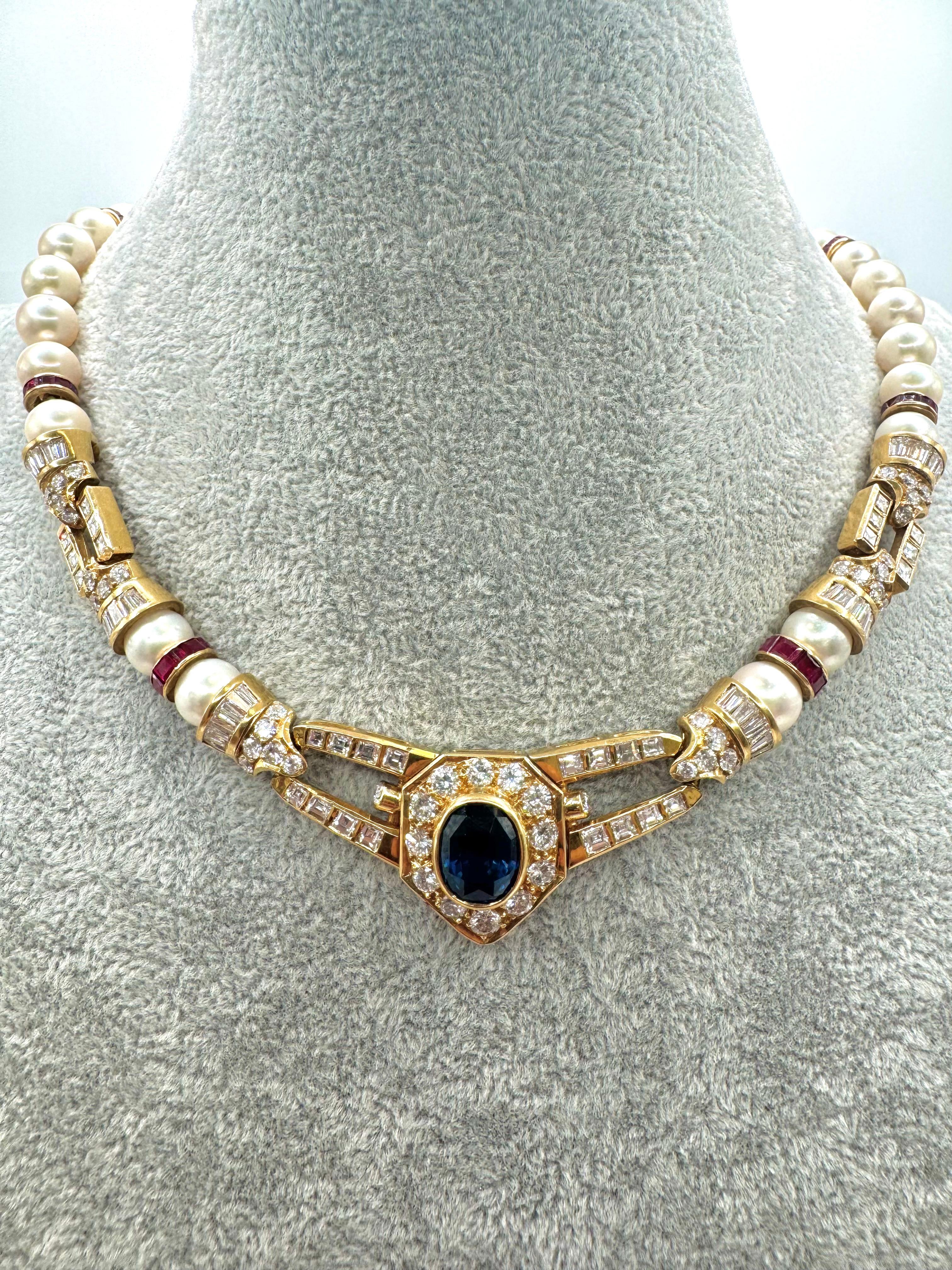 Ce collier en or jaune 18 carats est centré sur un impressionnant saphir ovale de 7,00 carats encadré d'un halo de diamants ronds de taille brillant. Cette pièce luxueuse présente un total de 64 diamants carrés et de taille baguette pesant environ