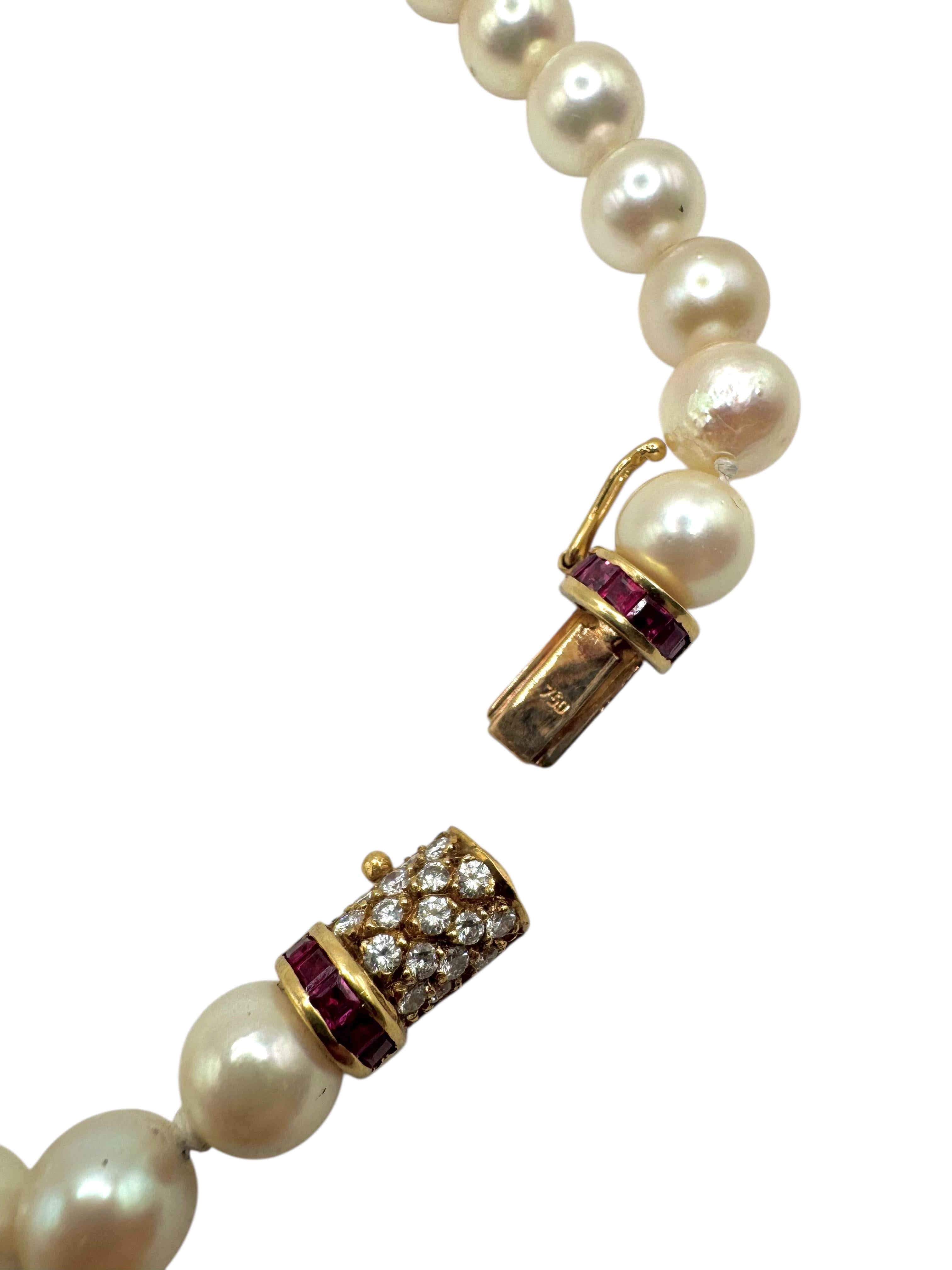 Collier en or jaune 18 carats, saphir, diamant, rubis et perle Excellent état - En vente à Great Neck Plaza, NY