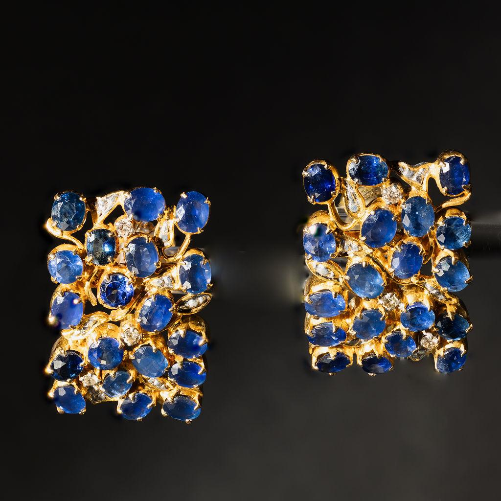 Matériau : Or jaune 18k
Pierre précieuse : Saphir 8,50 carats, Diamant 0,12 carats, couleur G-H, SI1-SI2
Poids : 14,85 grammes
Dimensions : 26,95 x 17,35 mm : 26,95 x 17,35 mm 

Boucles d'oreilles rectangulaires en saphir et diamant, réalisées en or