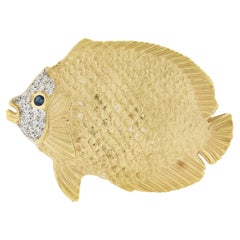 18 Karat Gelbgold Saphir & Diamant Texturierte Detaillierte Puffer Fisch Brosche Pin