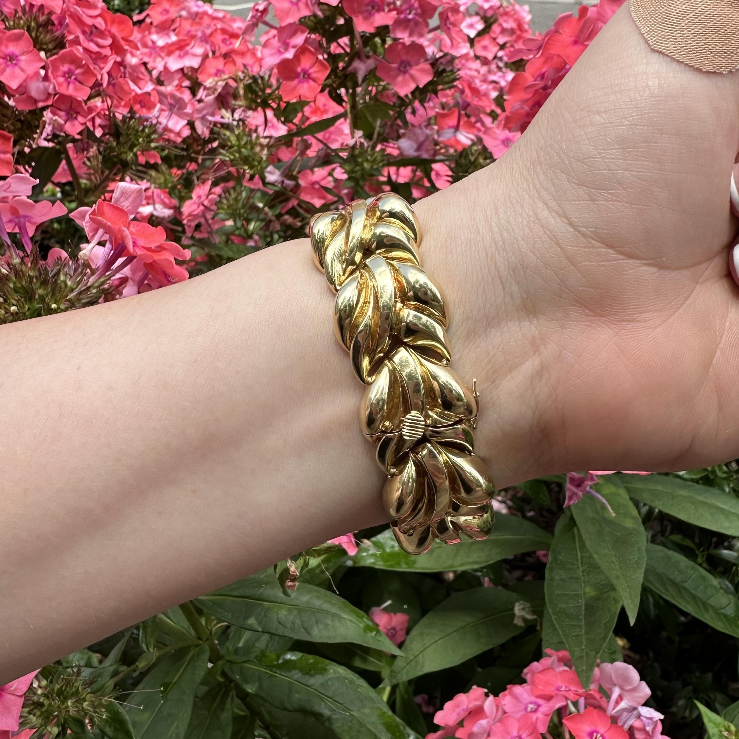 Quadrato Bracciale pesante a foglie larghe e soffiate in oro giallo 18k con zaffiri e diamanti in vendita