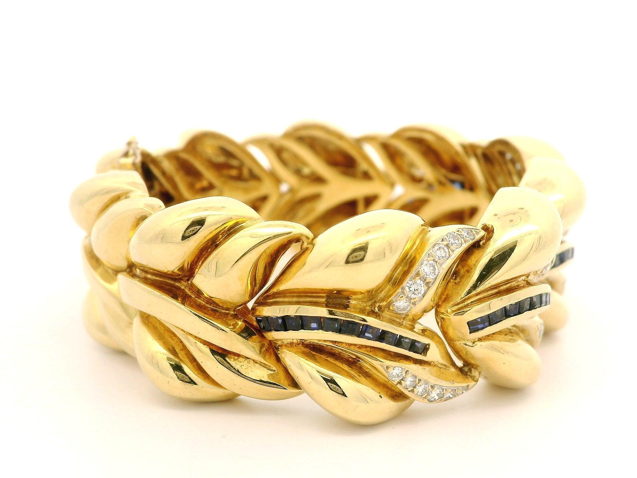 Bracciale pesante a foglie larghe e soffiate in oro giallo 18k con zaffiri e diamanti In condizioni ottime in vendita a Montclair, NJ