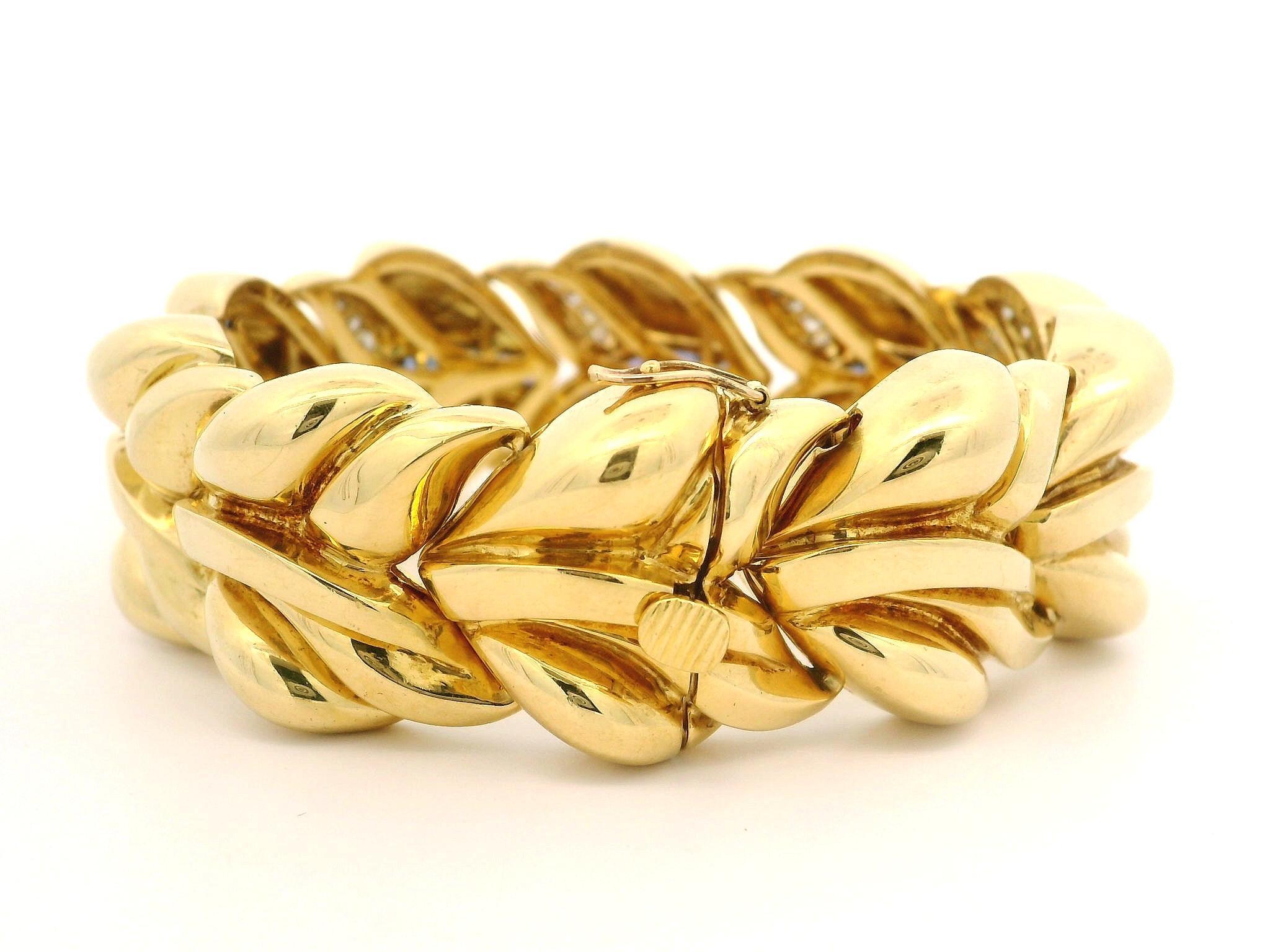 Donna Bracciale pesante a foglie larghe e soffiate in oro giallo 18k con zaffiri e diamanti in vendita