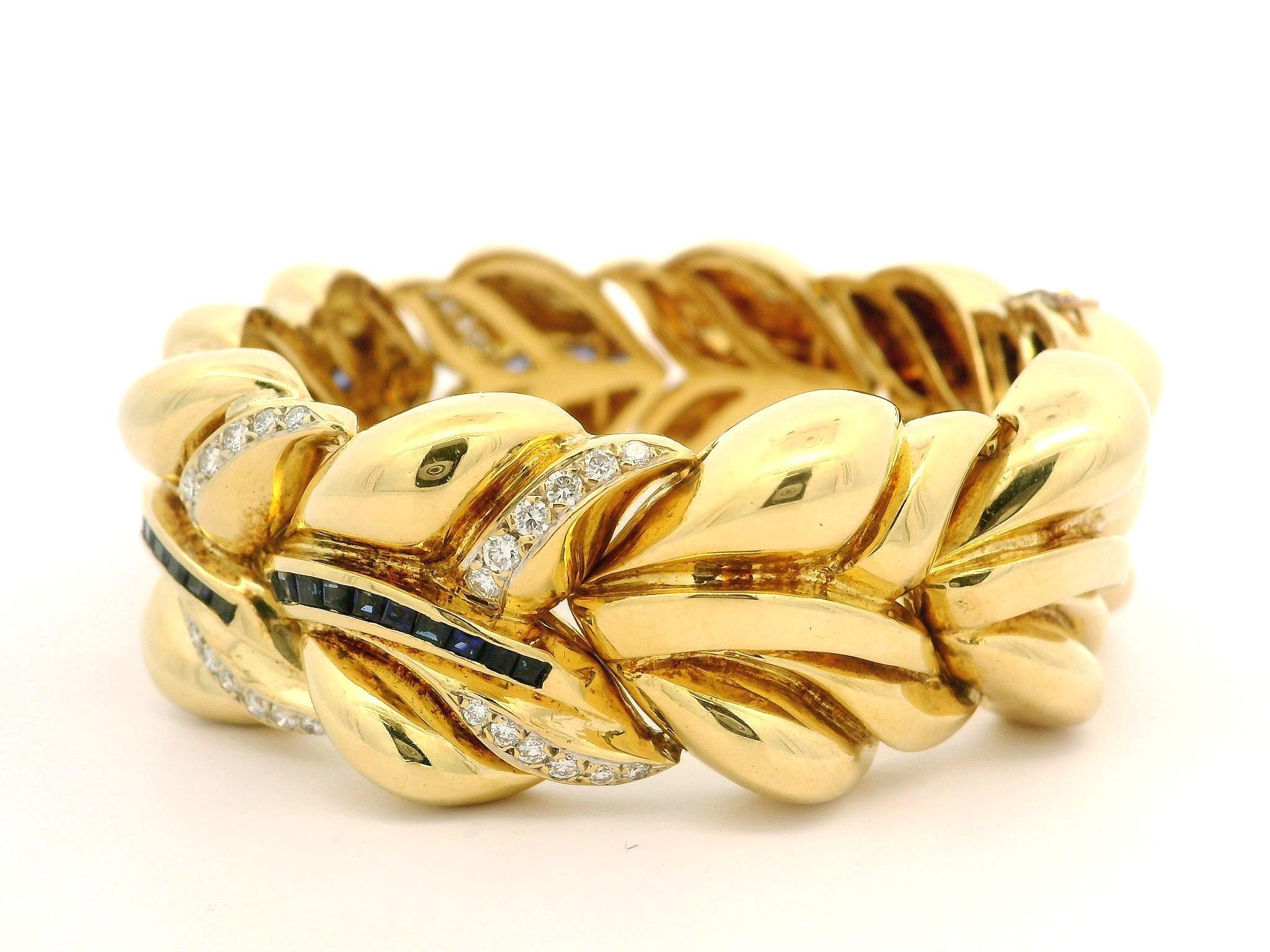Bracciale pesante a foglie larghe e soffiate in oro giallo 18k con zaffiri e diamanti in vendita 1