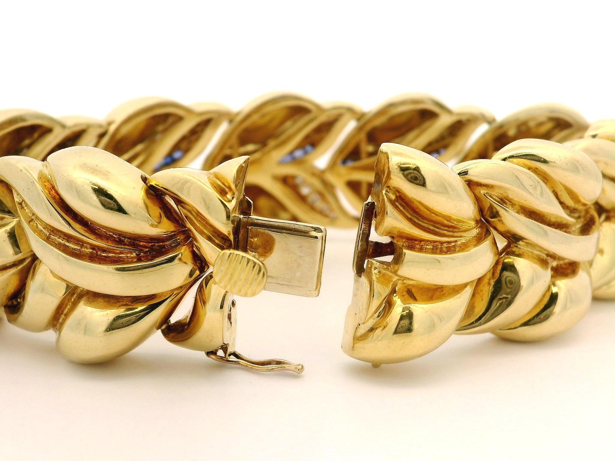 Bracciale pesante a foglie larghe e soffiate in oro giallo 18k con zaffiri e diamanti in vendita 2
