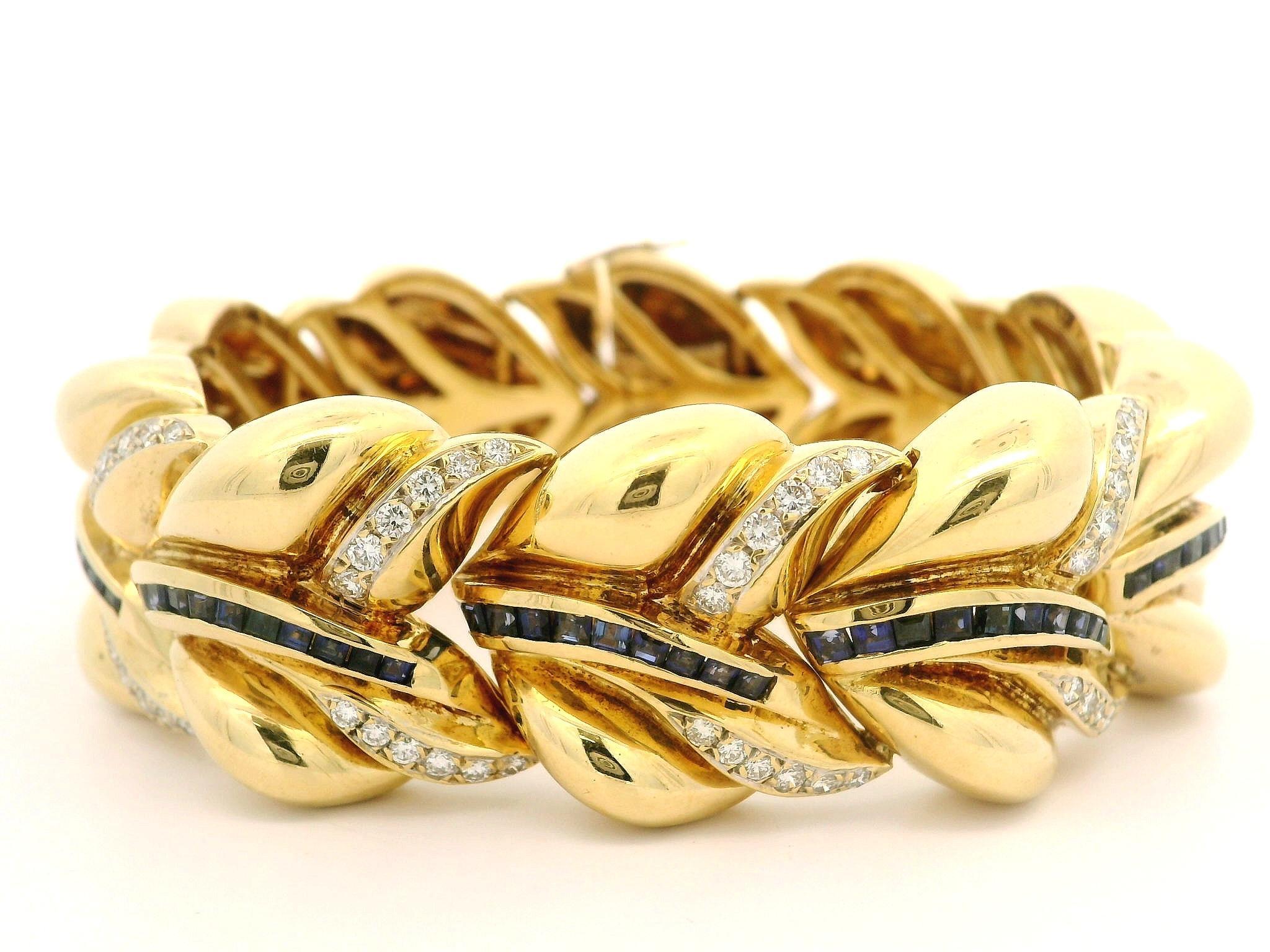 Bracciale pesante a foglie larghe e soffiate in oro giallo 18k con zaffiri e diamanti in vendita 4