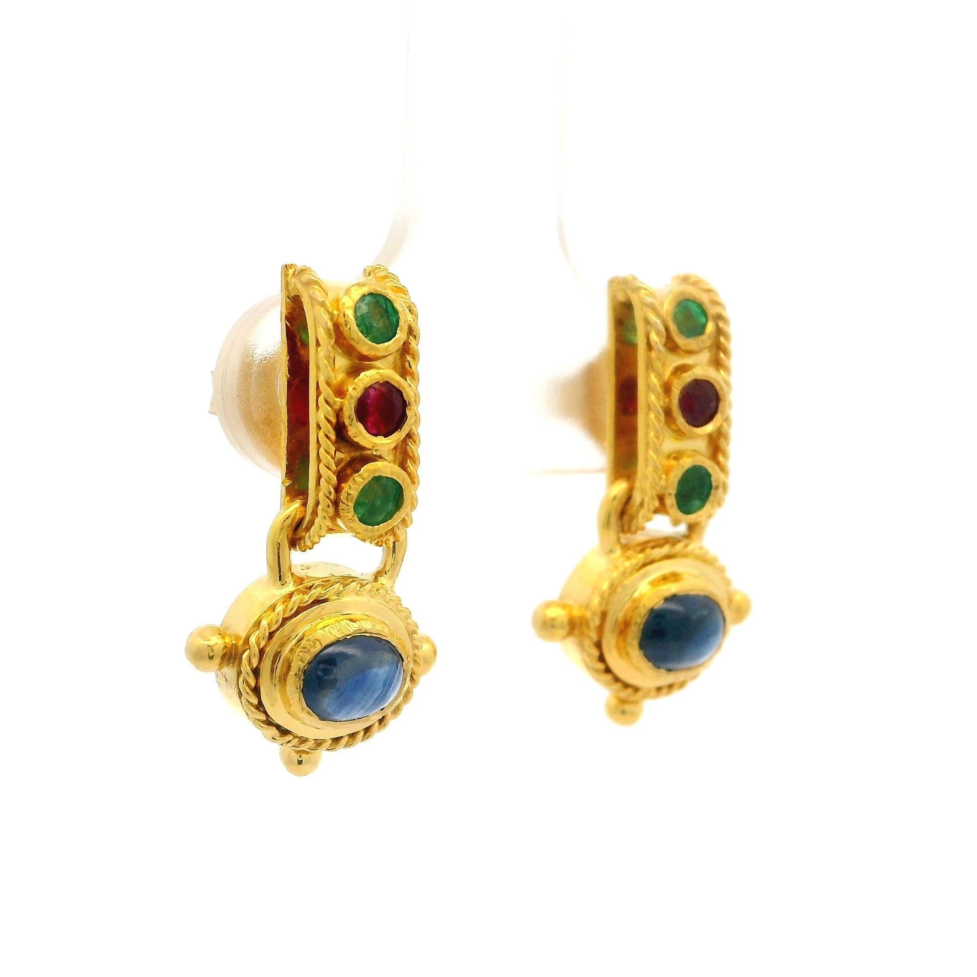 --Pietre: --
(2) Zaffiro naturale autentico - Cabochon ovale - incastonato - colore blu molto bello - 4,64 x 3,68 mm (circa)
(2) Rubino naturale autentico - Brilliante rotondo - incastonato - Colore rosso intenso - 2,21 mm (circa)
(4) Smeraldi