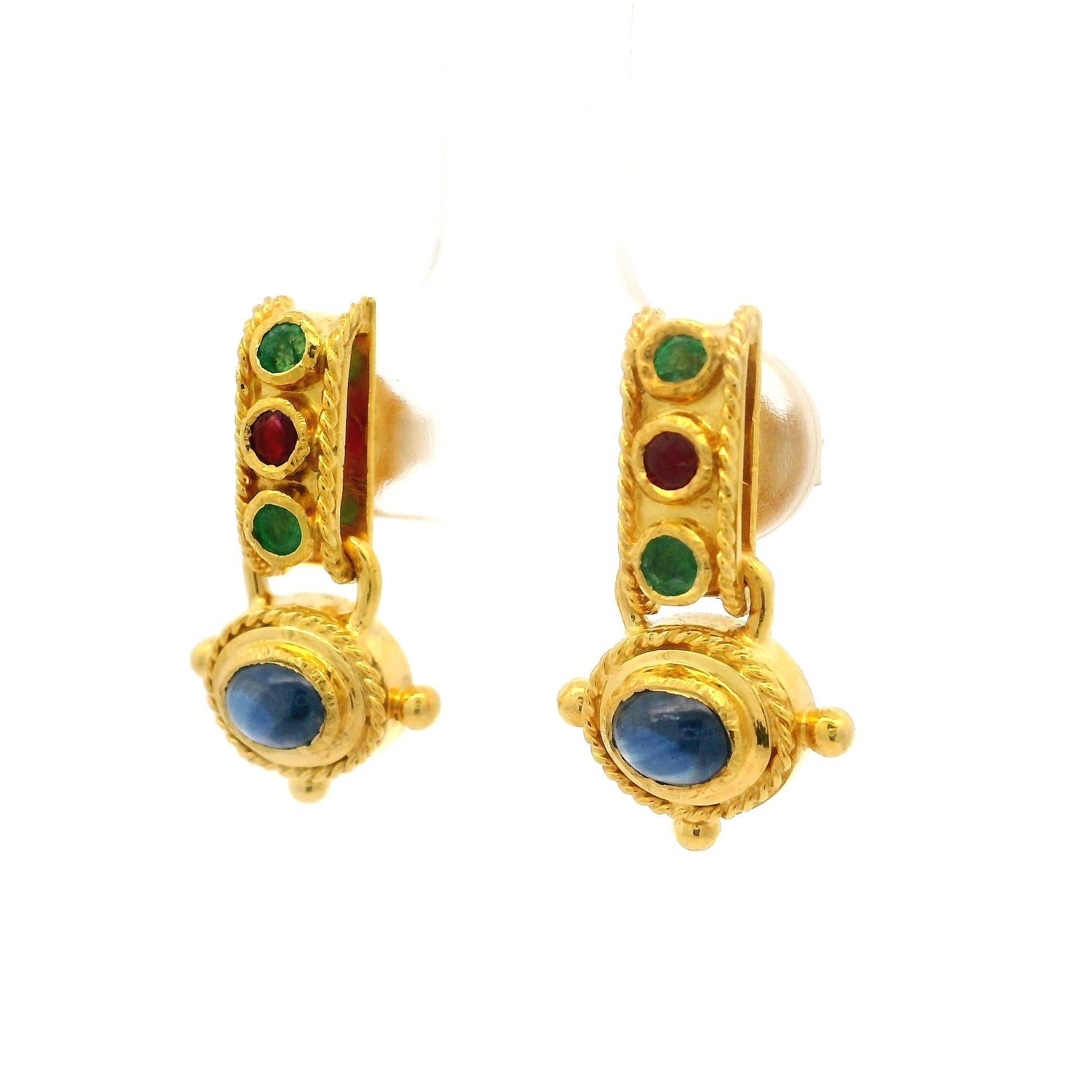 Cabochon Orecchini pendenti a filo ritorto in oro giallo 18k con smeraldo zaffiro e rubino in vendita