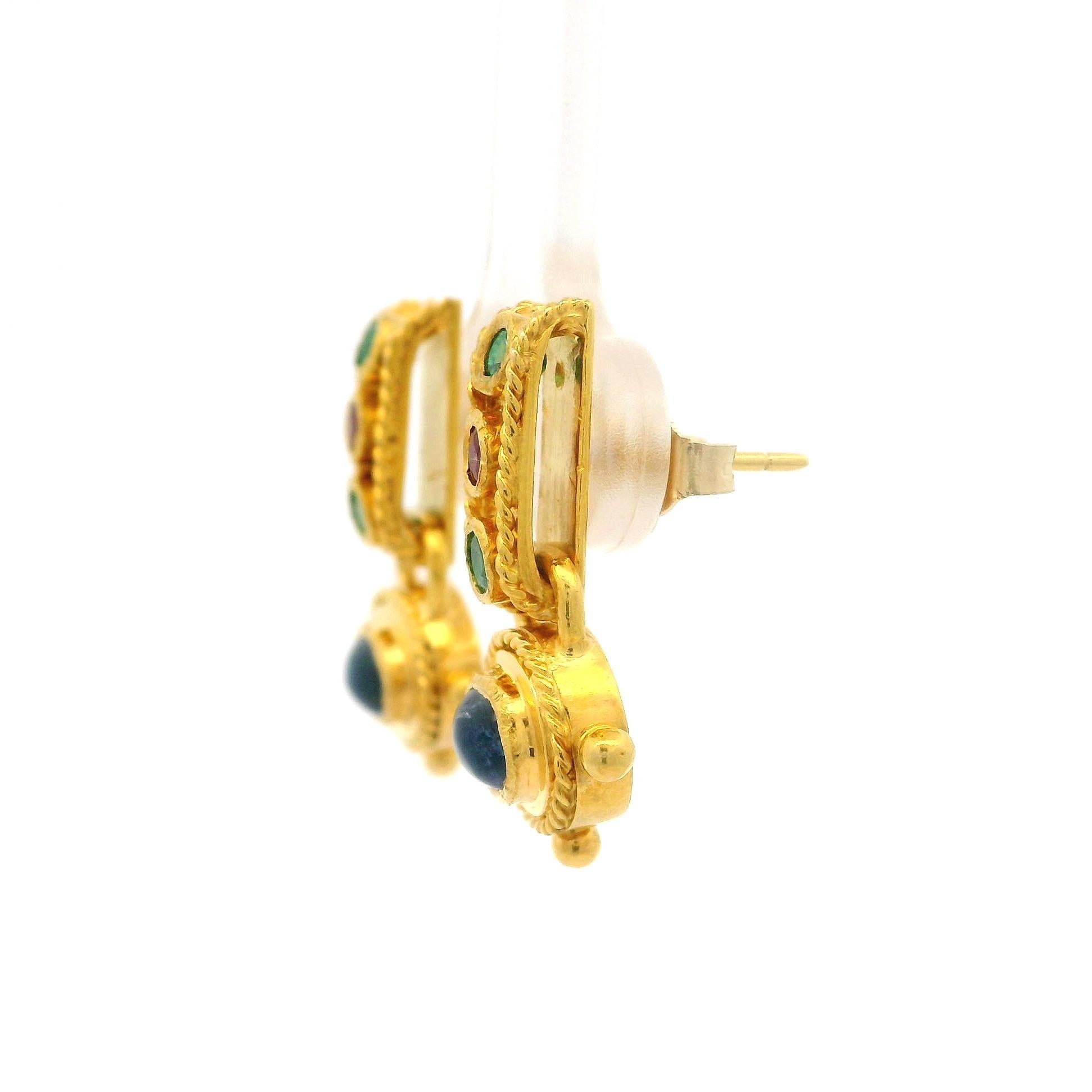 Orecchini pendenti a filo ritorto in oro giallo 18k con smeraldo zaffiro e rubino In condizioni ottime in vendita a Montclair, NJ