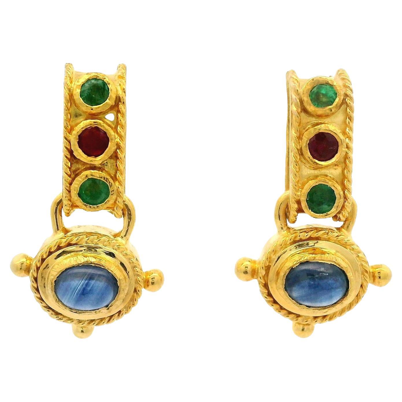 Orecchini pendenti a filo ritorto in oro giallo 18k con smeraldo zaffiro e rubino in vendita
