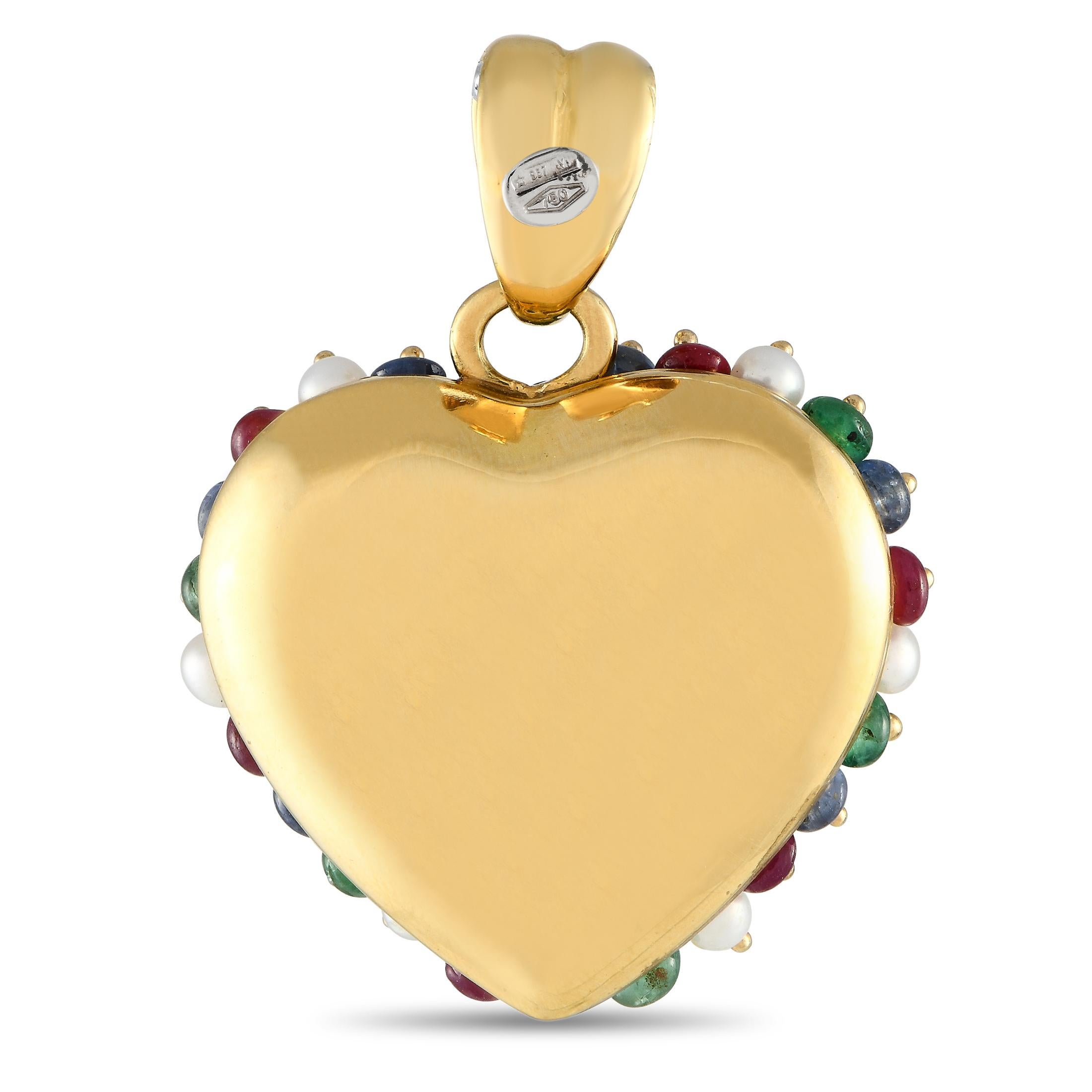 Ce pendentif multicolore est incroyablement luxueux en raison de la présence de pierres précieuses telles que le saphir, le rubis, l'émeraude et la perle. Ce pendentif en or jaune 18 carats en forme de cœur mesure 1,5 de long par 1,0 de large. Ce