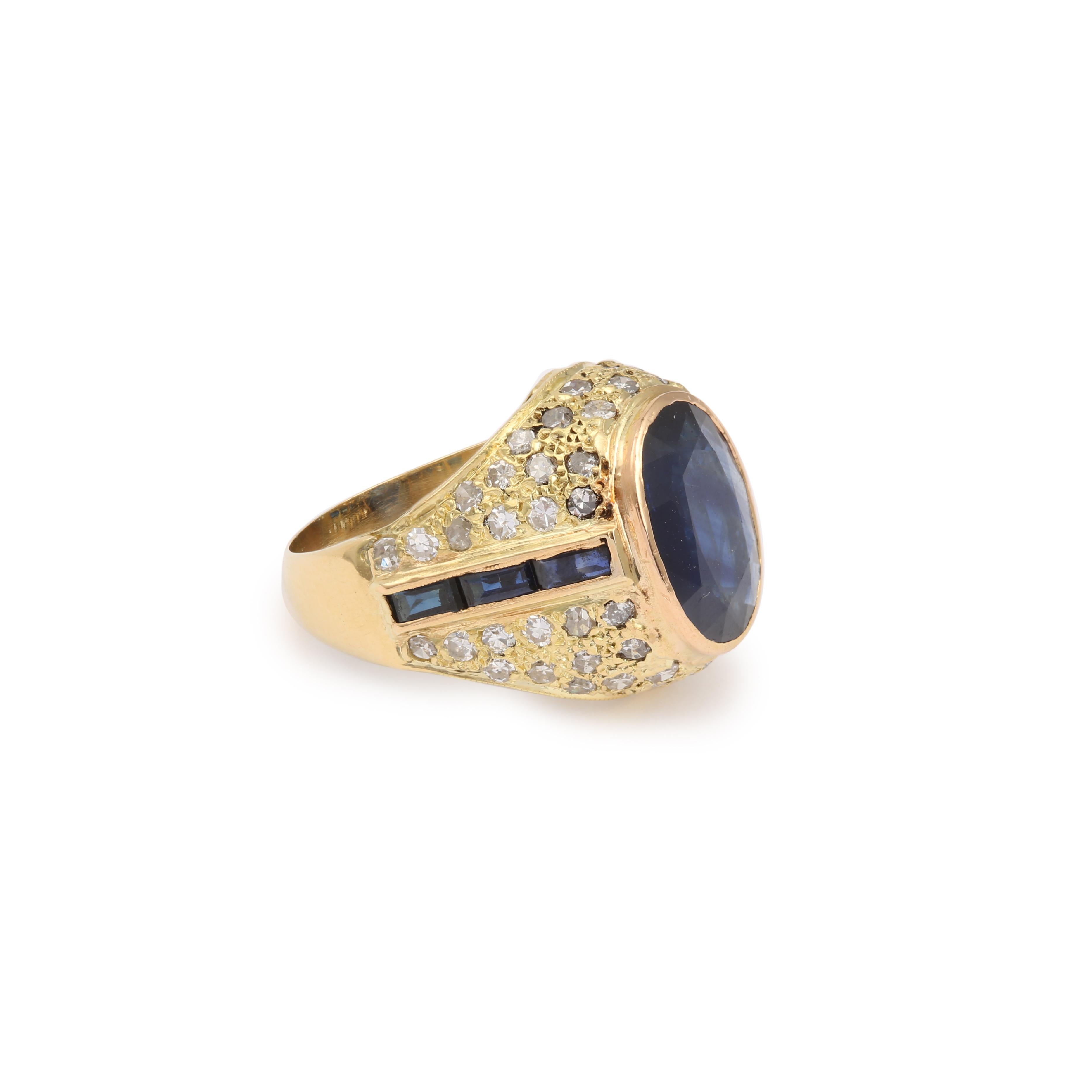 Magnificent yellow gold signet ring set with an oval sapphire, two lines of baguette sapphires and 58 diamonds.

Estimated weight of the central sapphire : 4.19 carats

Total estimated weight of the baguette sapphires : 0.24 carats

Total estimated