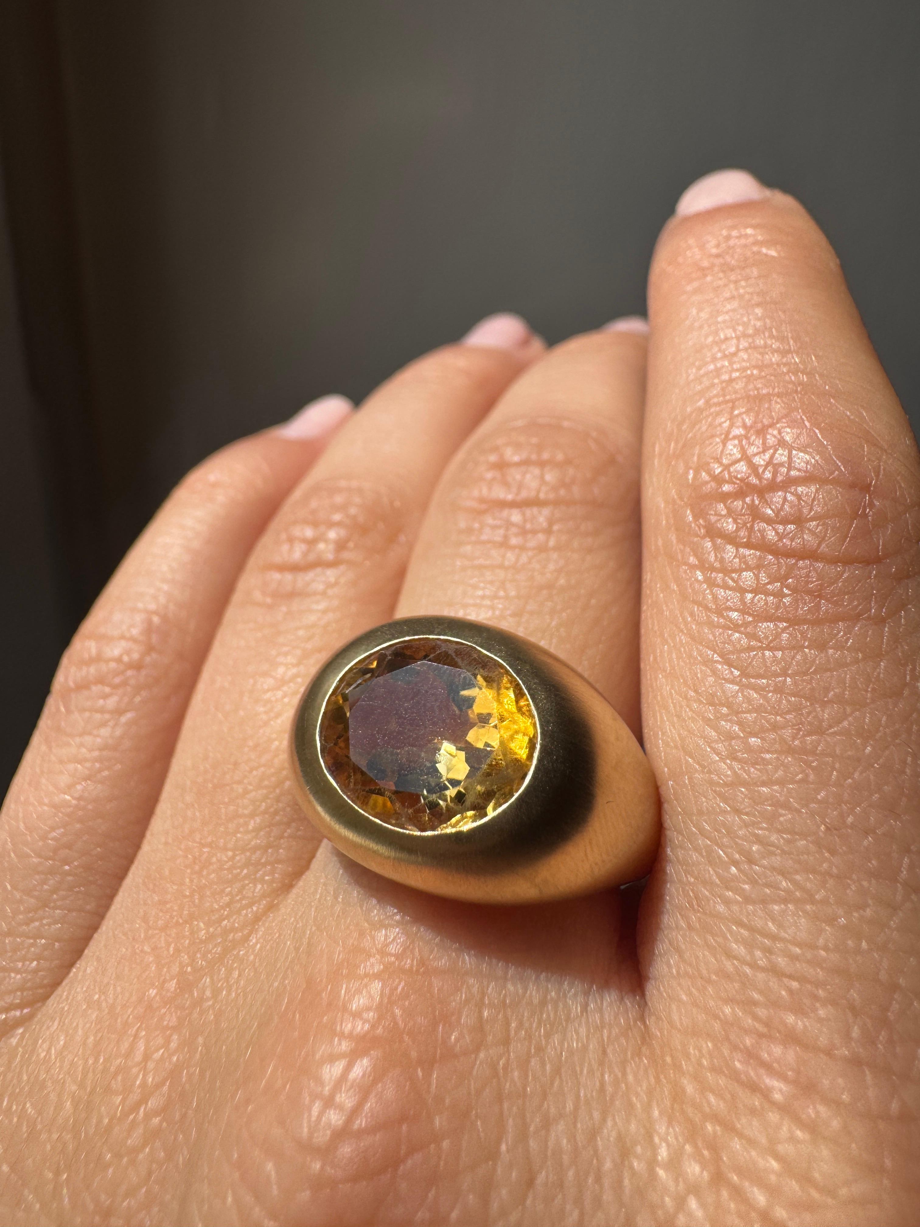 Bagues de cocktail à dôme ovale en or jaune 18K satiné par Rossella Ugolini Made in Italy en vente 1
