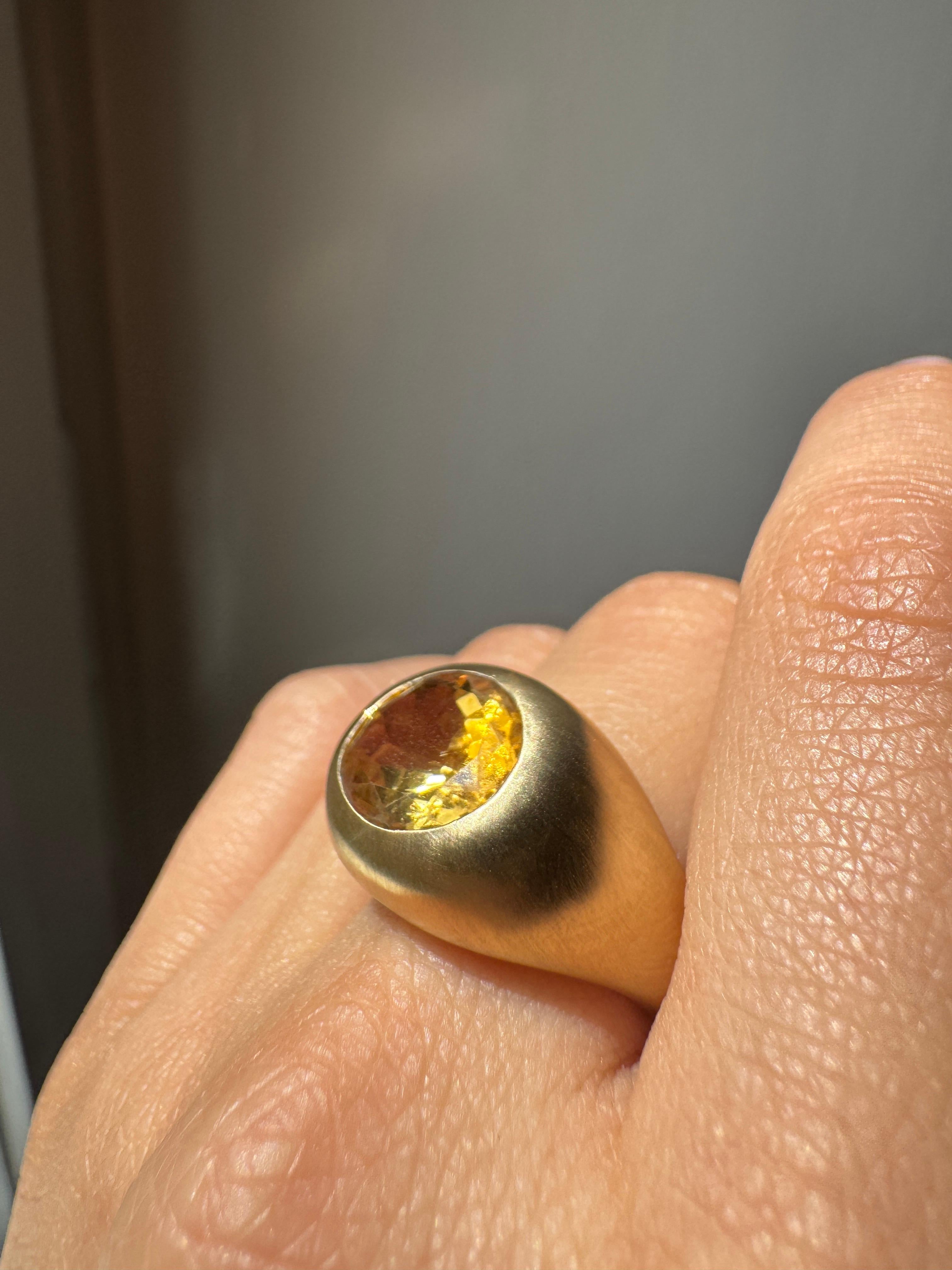 Bagues de cocktail à dôme ovale en or jaune 18K satiné par Rossella Ugolini Made in Italy en vente 2