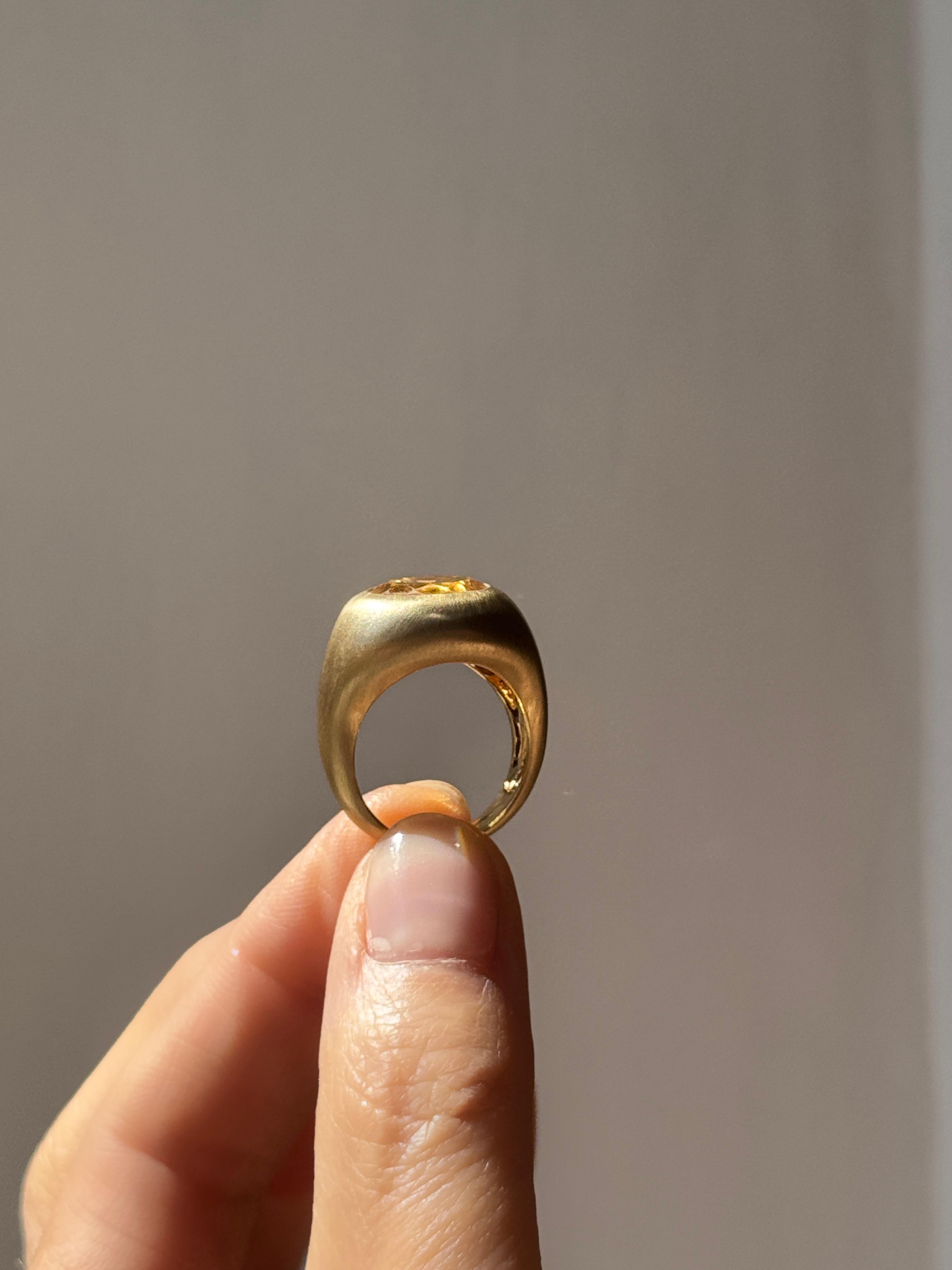 Bagues de cocktail à dôme ovale en or jaune 18K satiné par Rossella Ugolini Made in Italy en vente 5