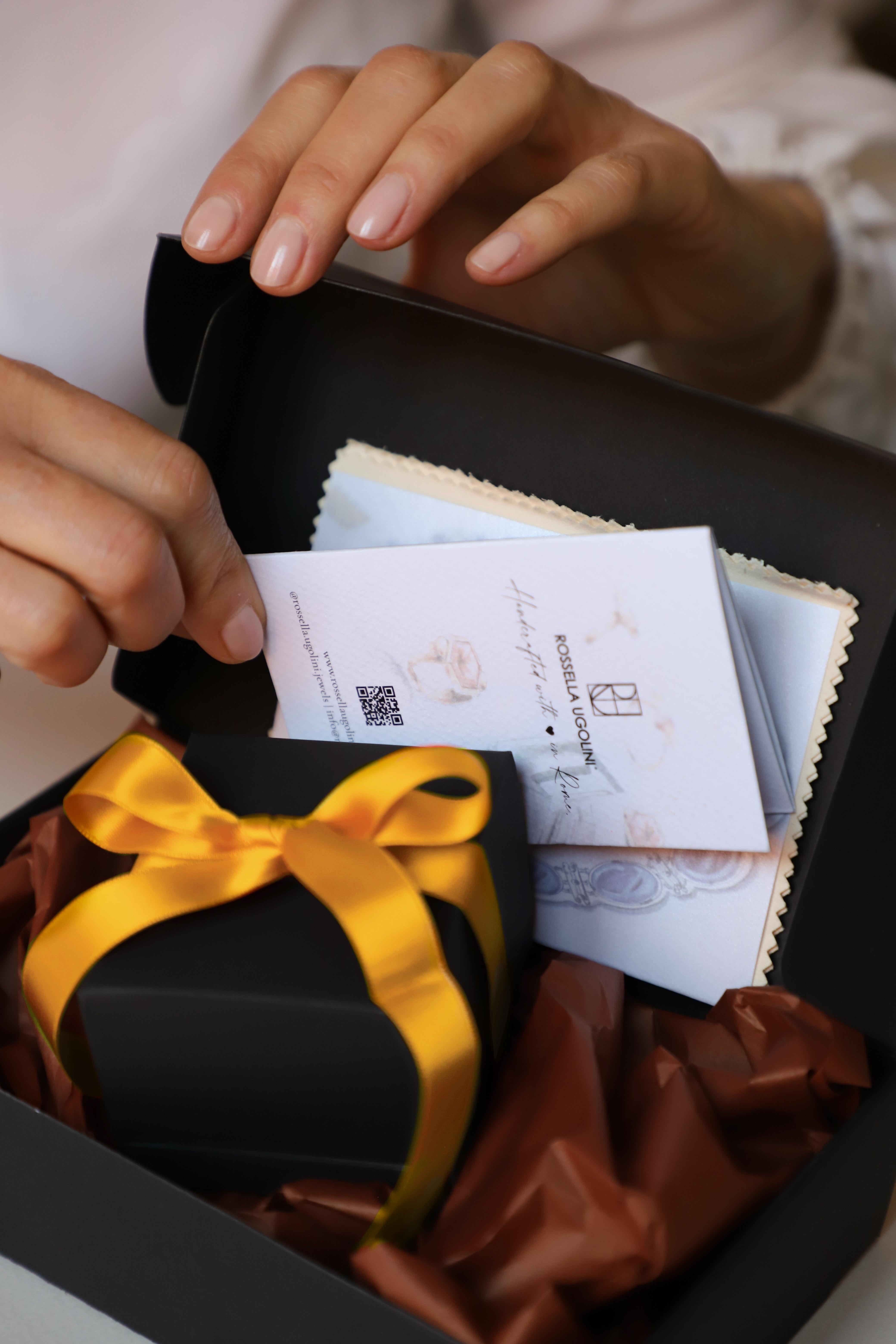 Bagues de cocktail à dôme ovale en or jaune 18K satiné par Rossella Ugolini Made in Italy en vente 10
