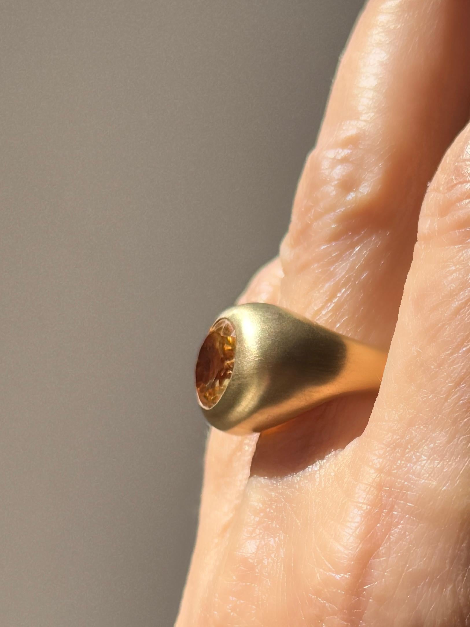 Bagues de cocktail à dôme ovale en or jaune 18K satiné par Rossella Ugolini Made in Italy en vente 7