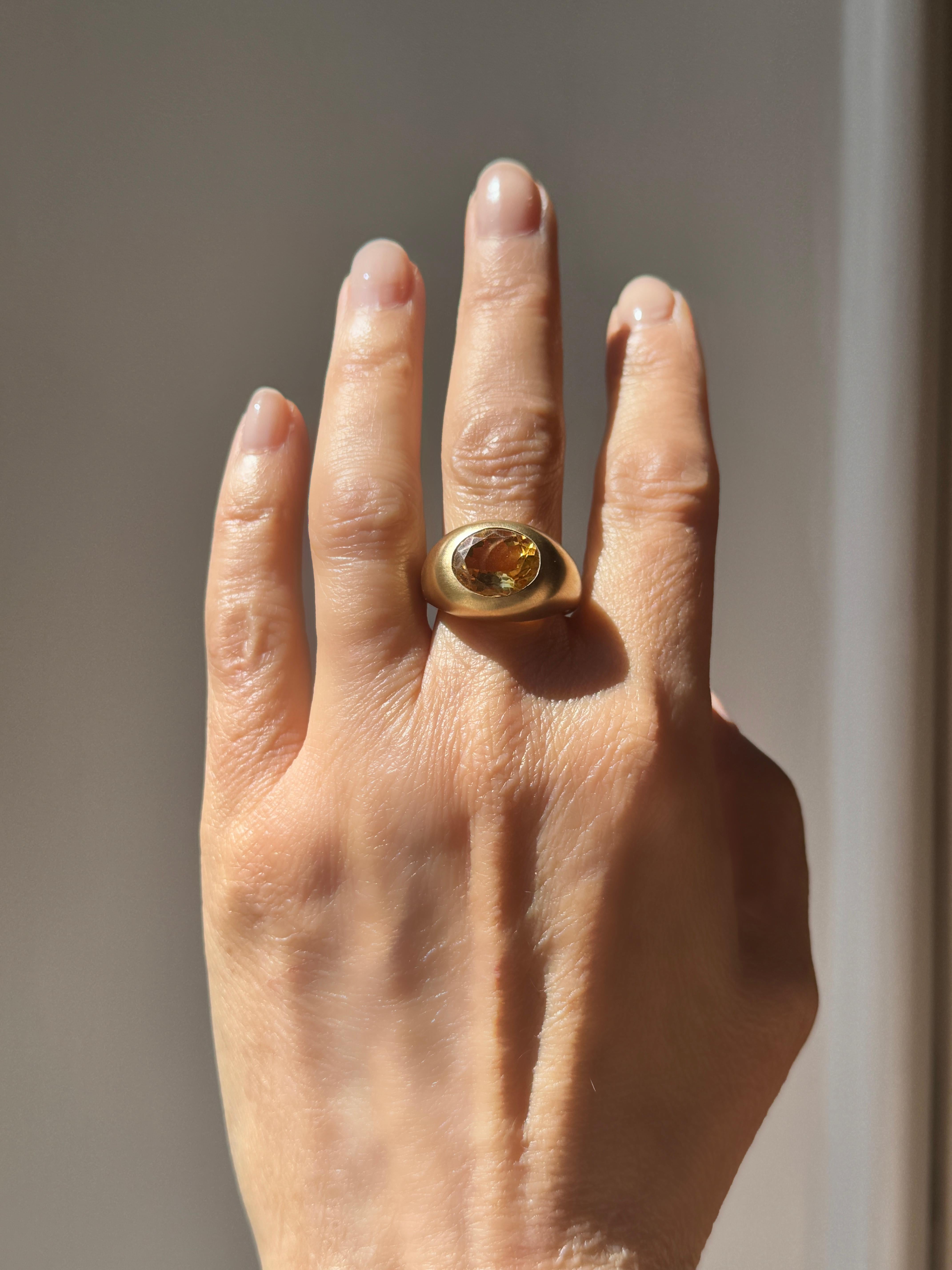 Bagues de cocktail à dôme ovale en or jaune 18K satiné par Rossella Ugolini Made in Italy en vente 8